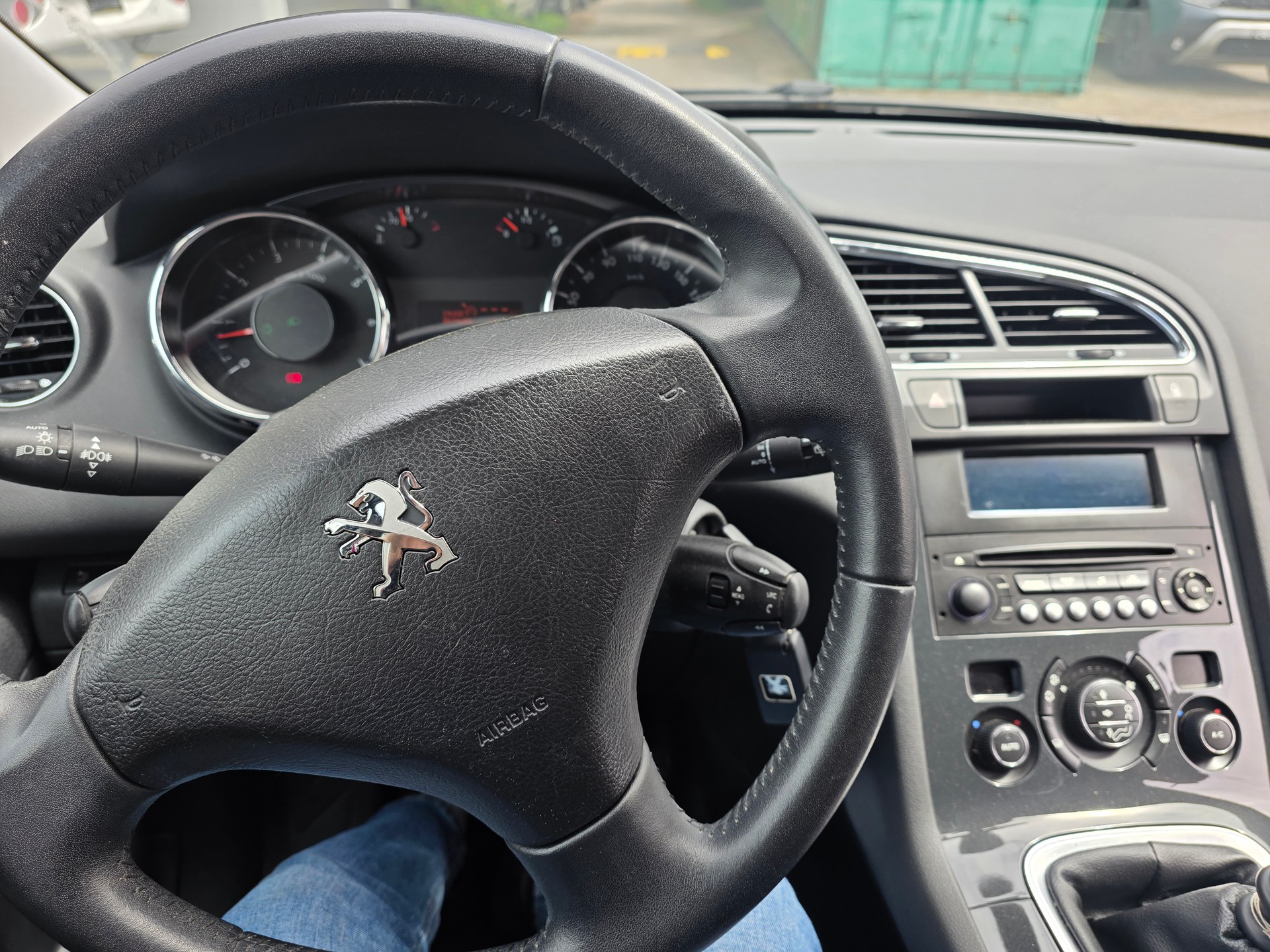 PEUGEOT 5008 1.6 16V T Allure-image-9