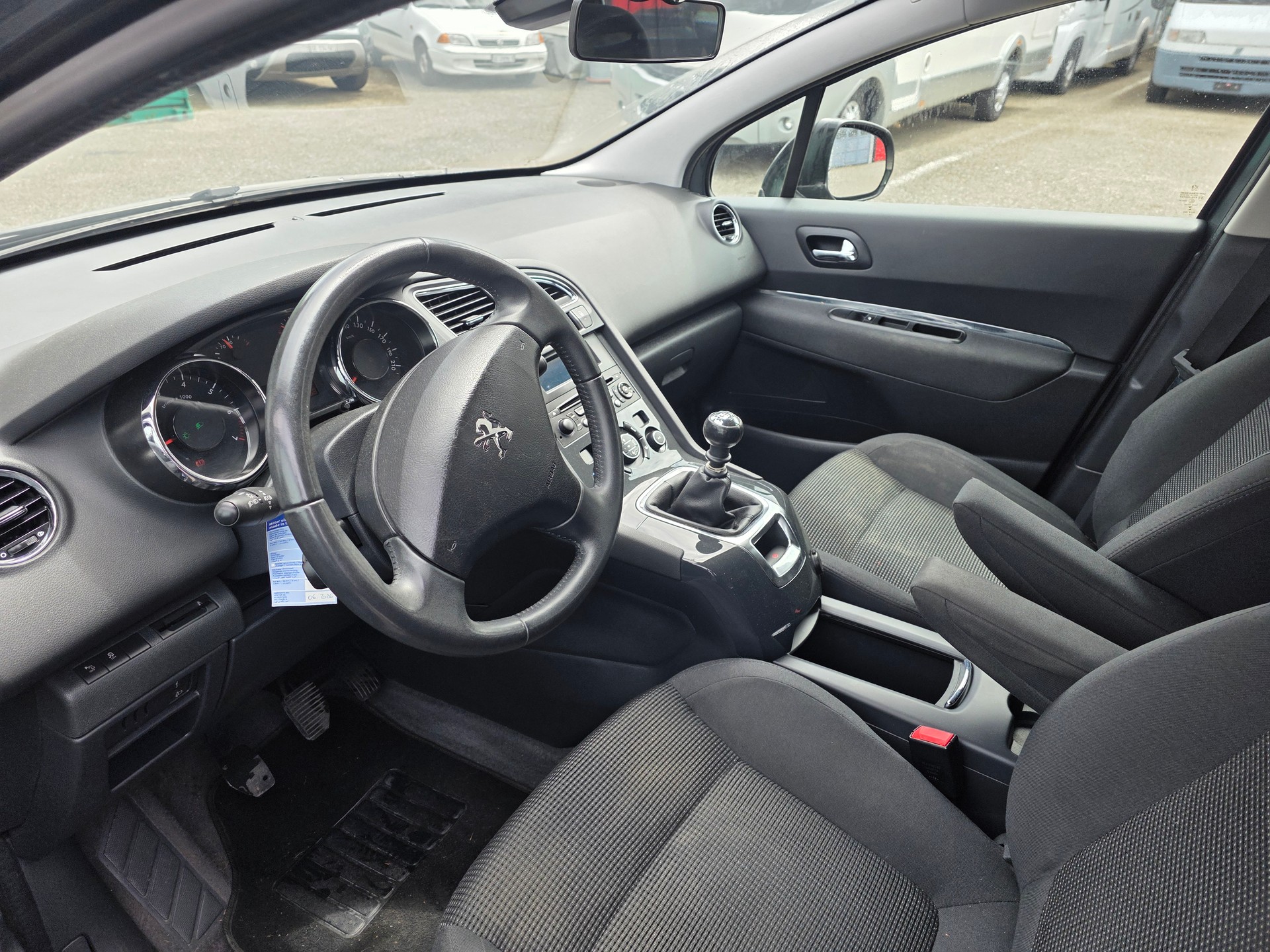 PEUGEOT 5008 1.6 16V T Allure-image-6