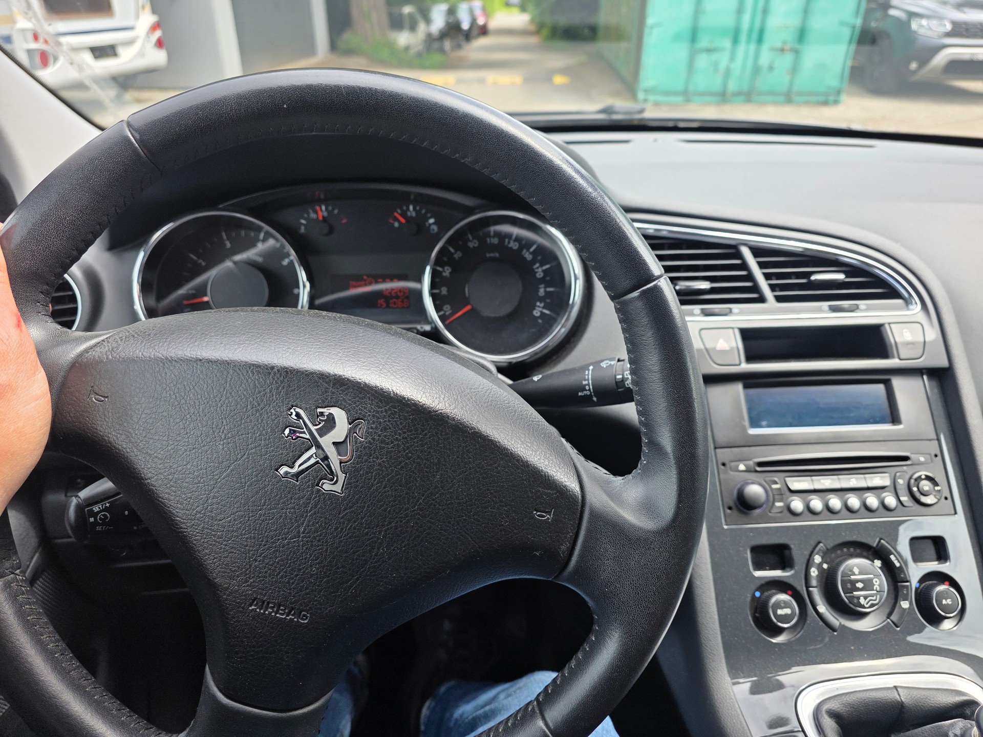 PEUGEOT 5008 1.6 16V T Allure-image-10