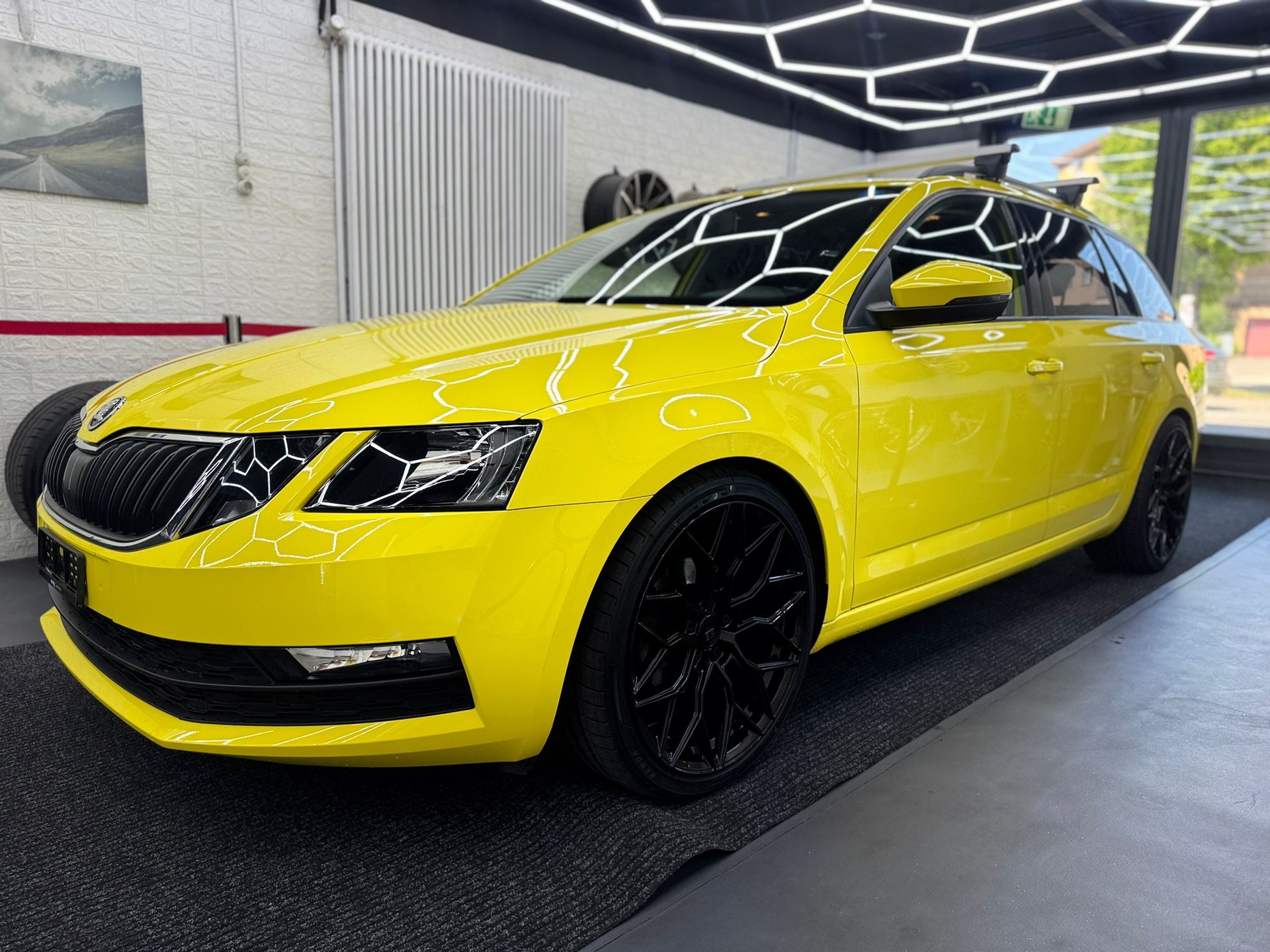 SKODA Octavia Combi 1.6 TDI Ambition-image-12