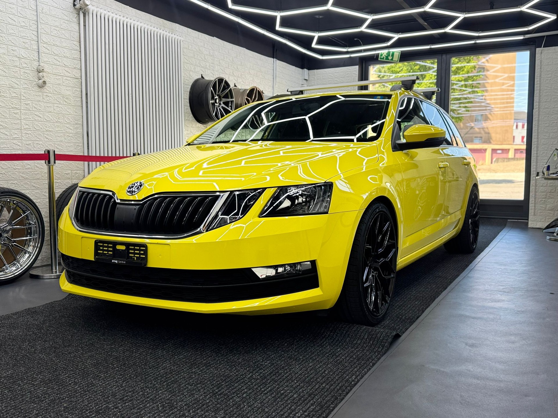 SKODA Octavia Combi 1.6 TDI Ambition-image-2