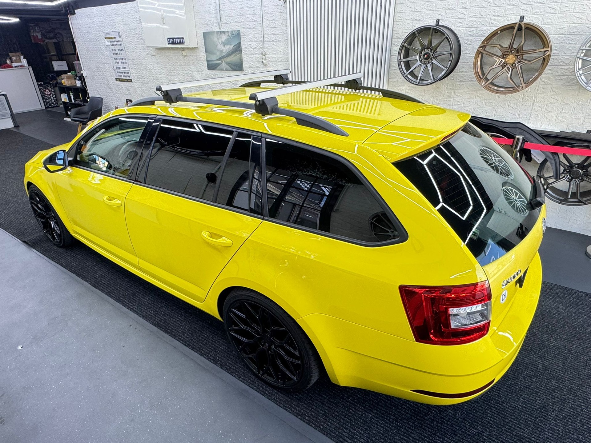 SKODA Octavia Combi 1.6 TDI Ambition-image-11