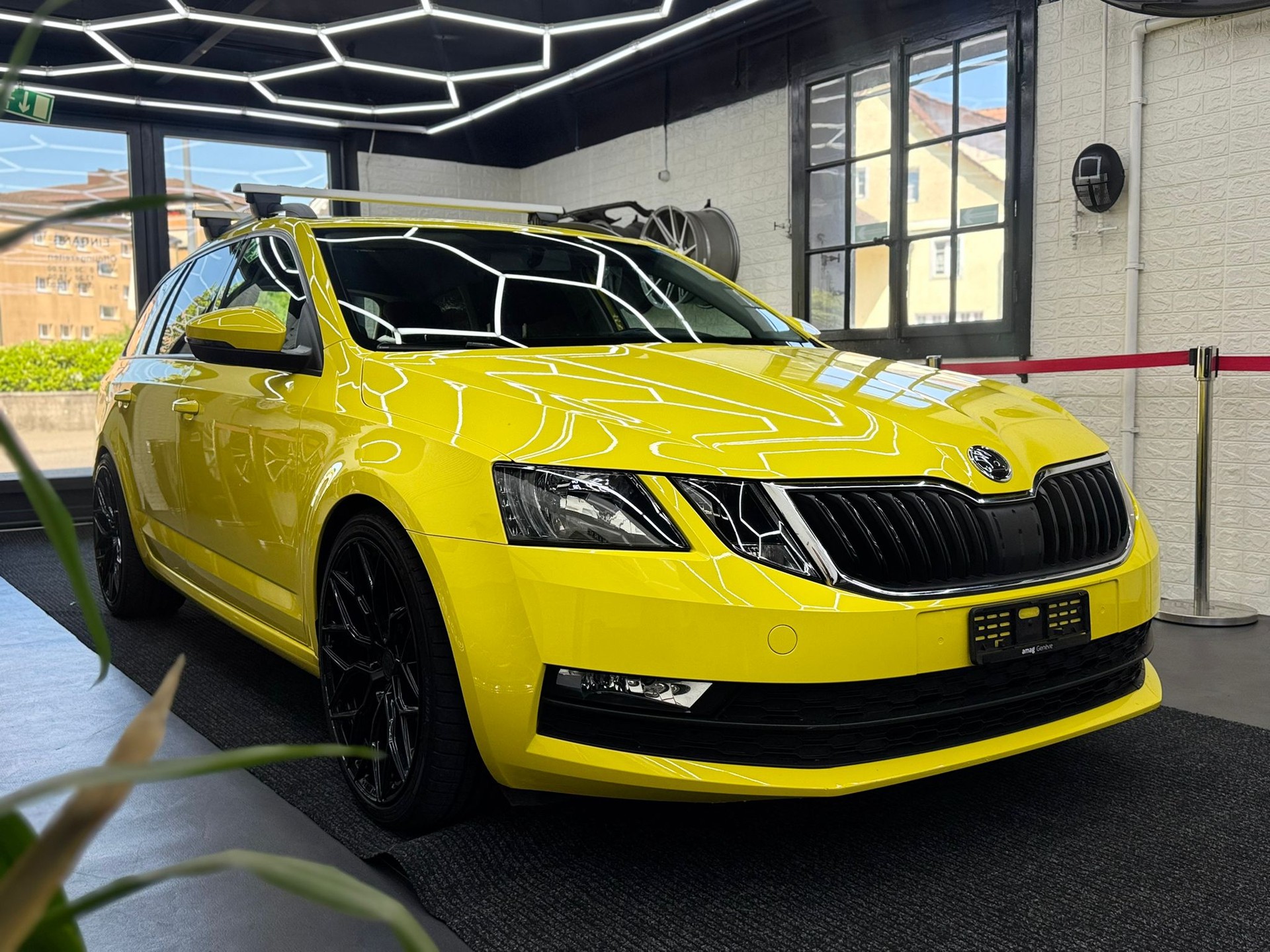 SKODA Octavia Combi 1.6 TDI Ambition-image-0