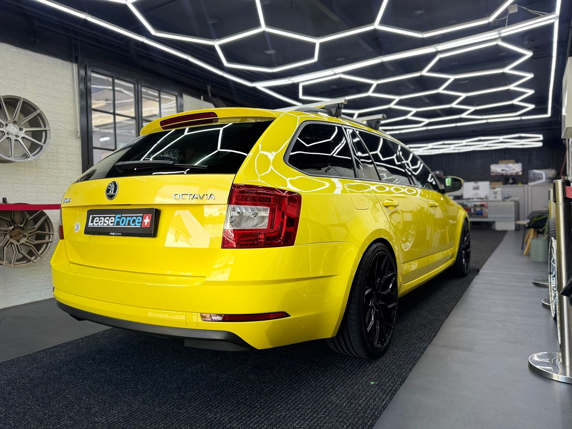 SKODA Octavia Combi 1.6 TDI Ambition-image-3