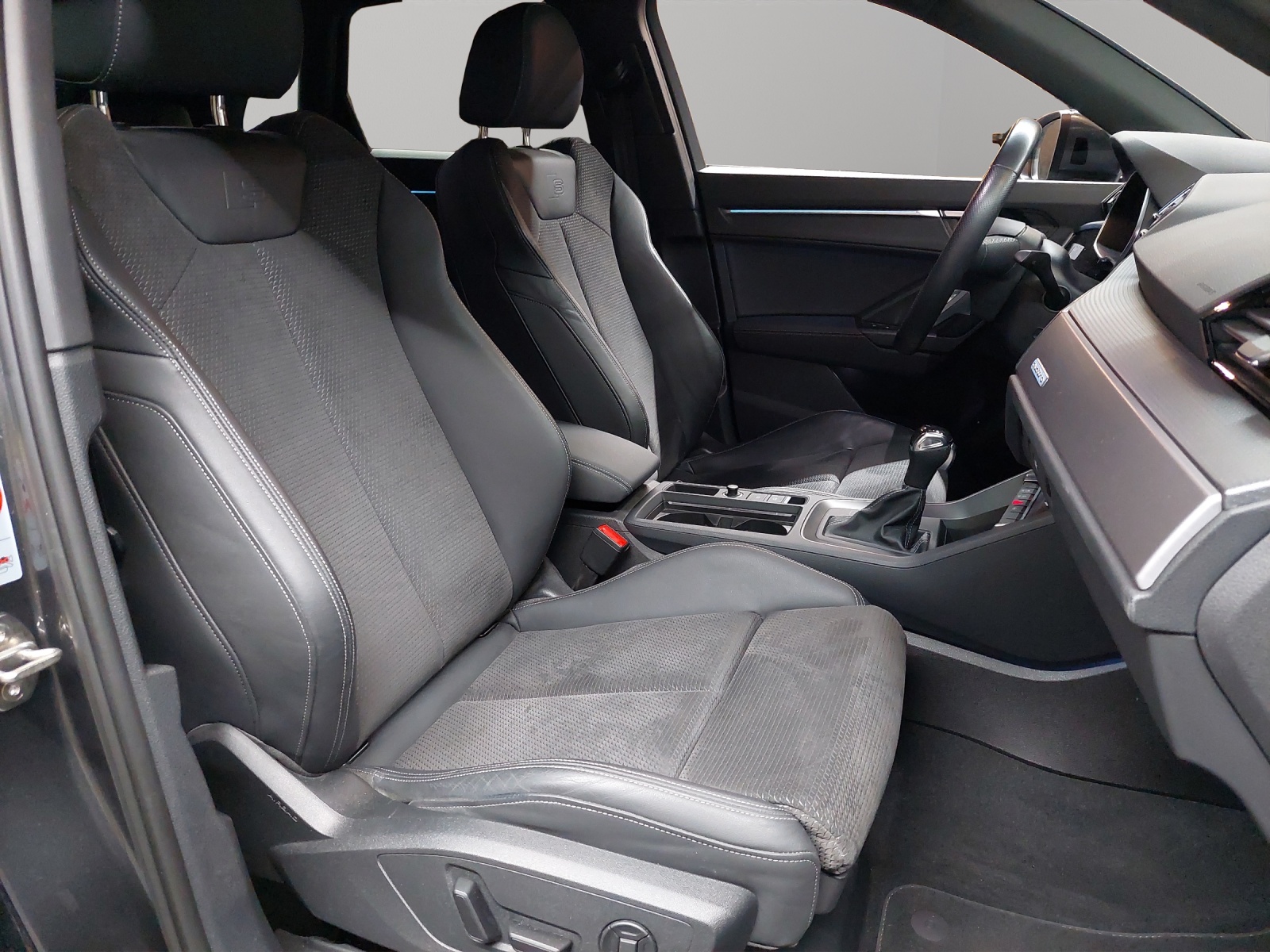 AUDI Q3 40 TFSI S line quattro S-tronic-image-8