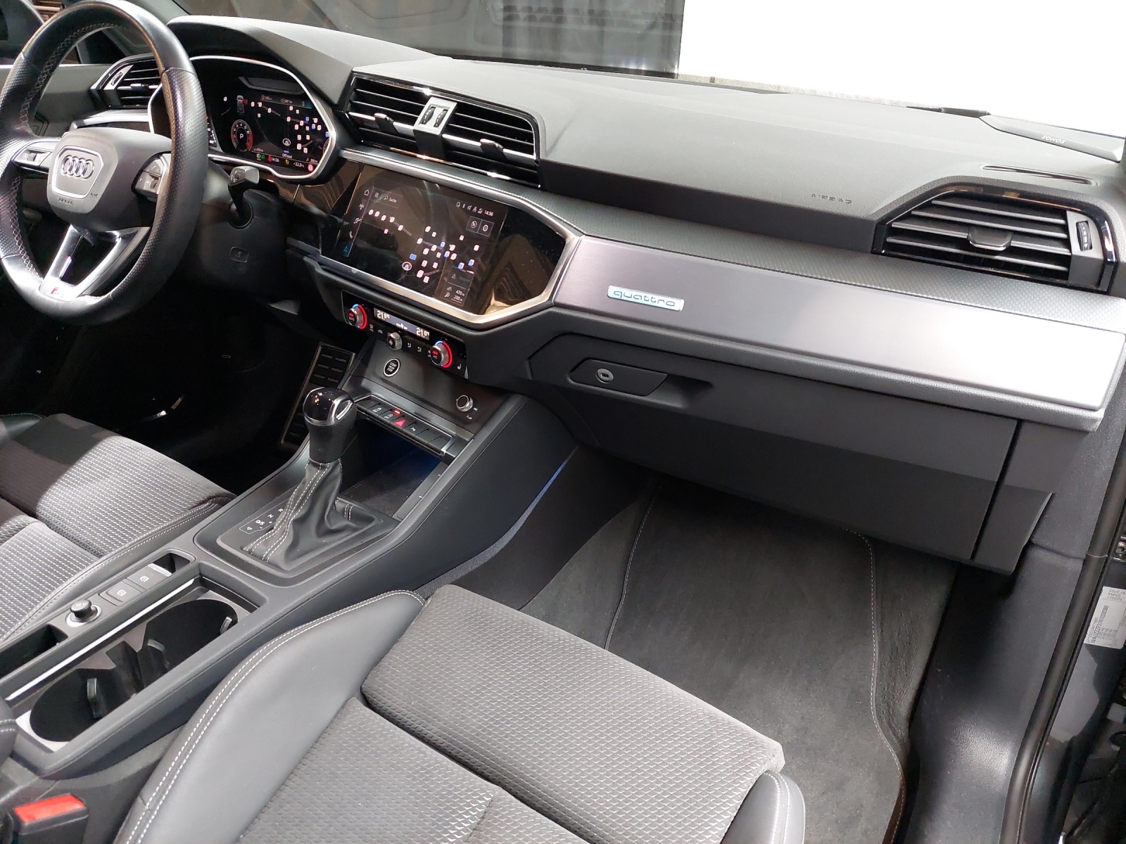 AUDI Q3 40 TFSI S line quattro S-tronic-image-9