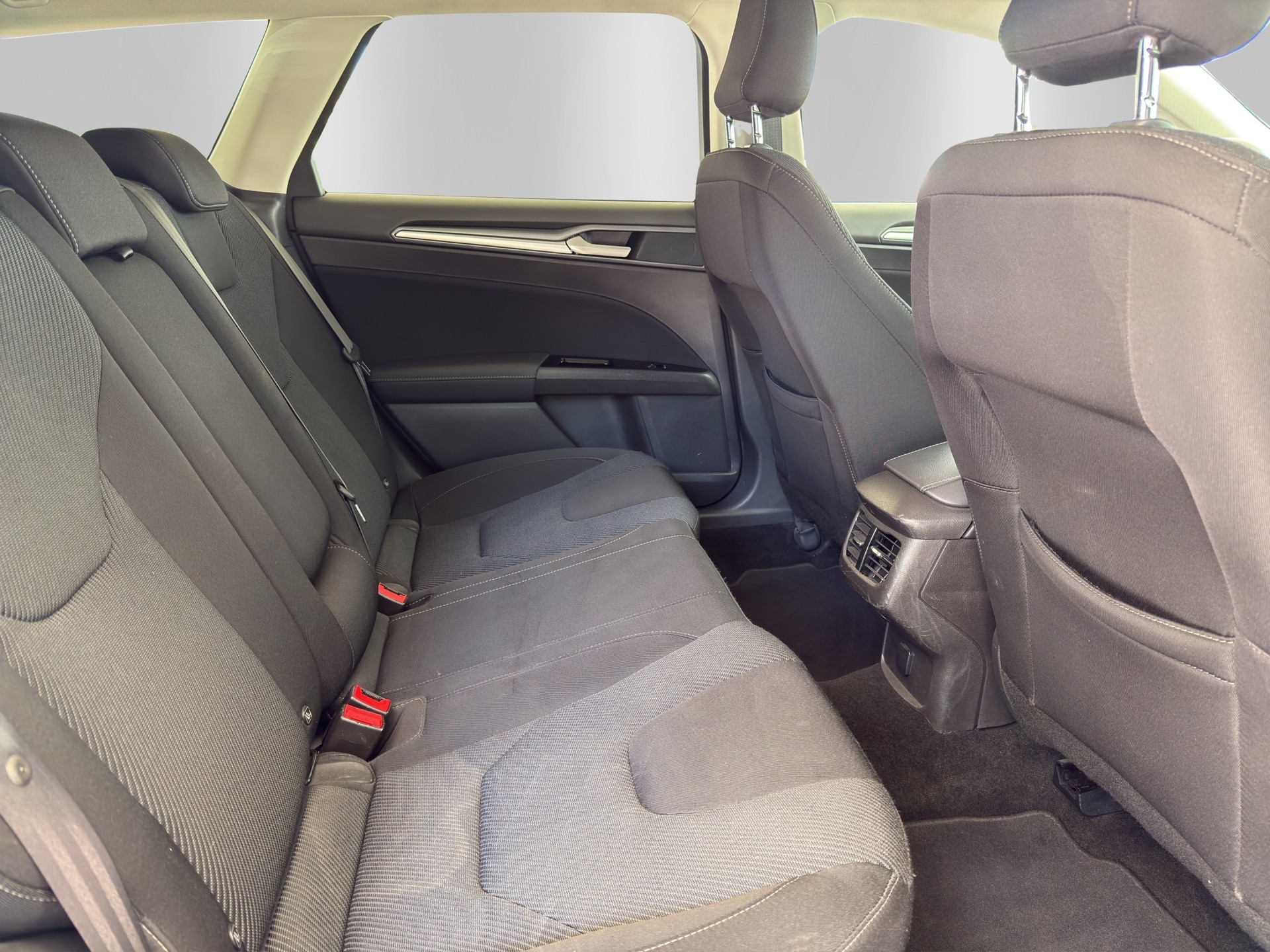 FORD Mondeo 2.0 TDCi Business Plus PowerShift-image-14