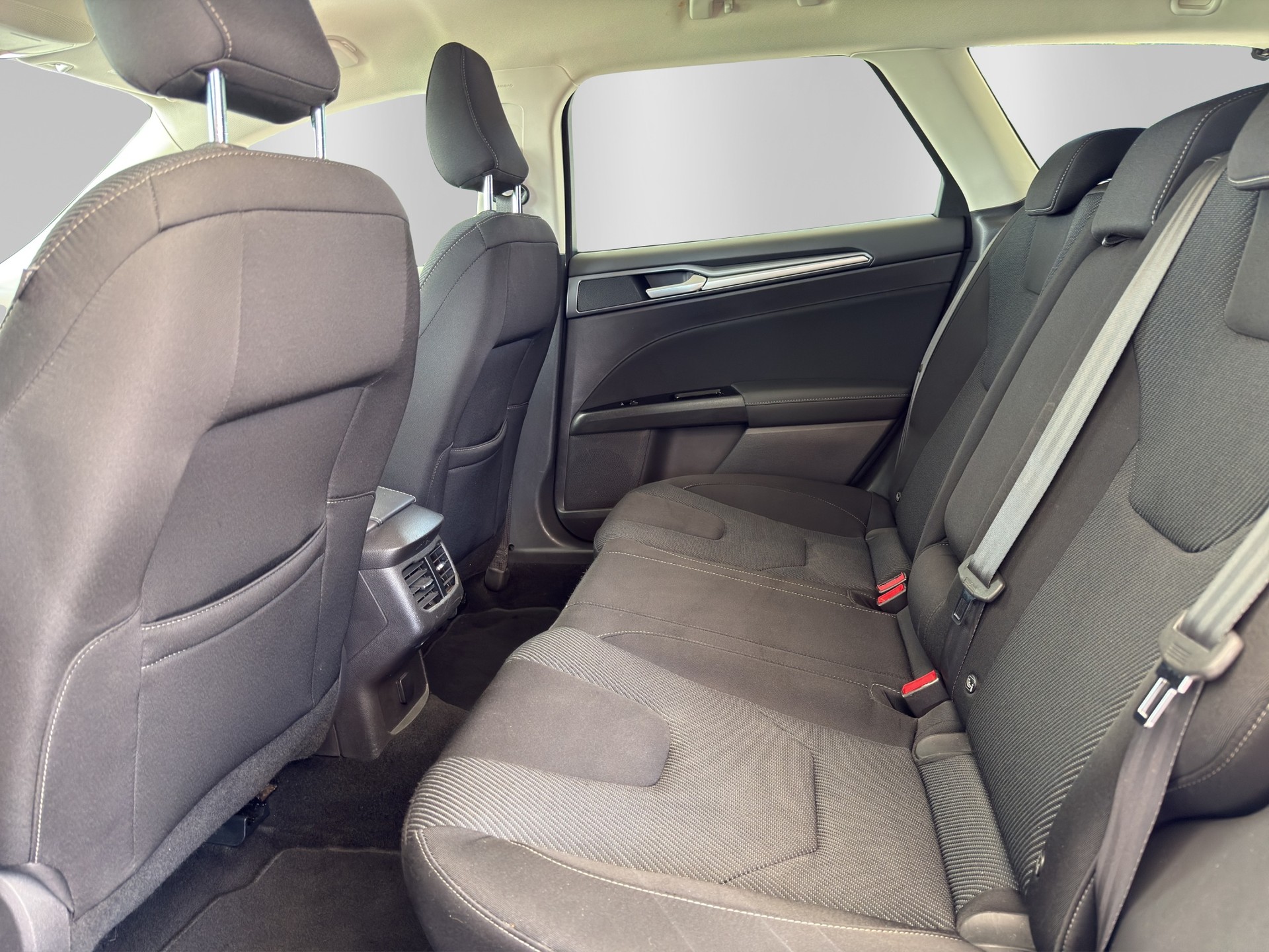FORD Mondeo 2.0 TDCi Business Plus PowerShift-image-13