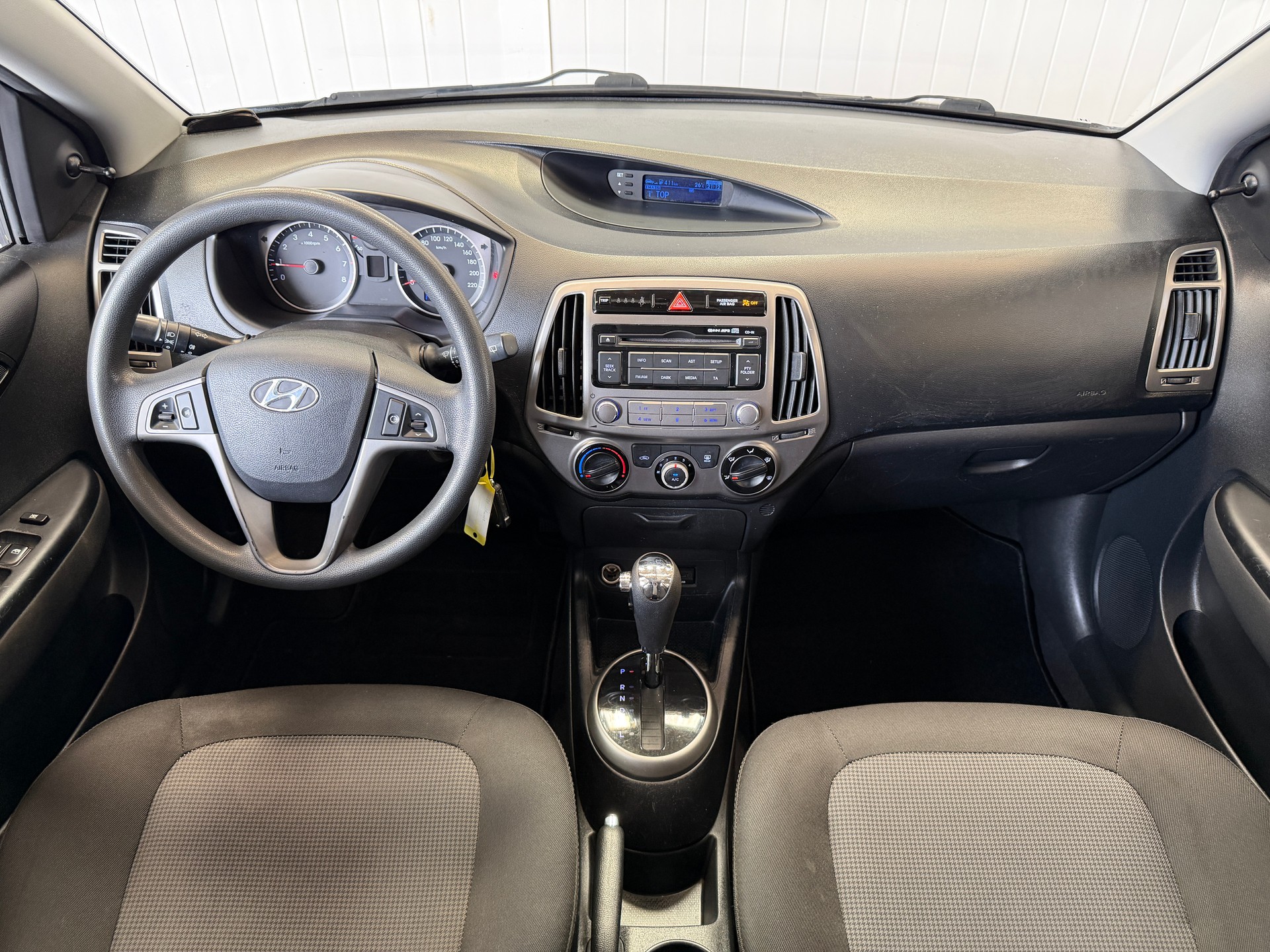 HYUNDAI i20 1.4 Automatic-image-9