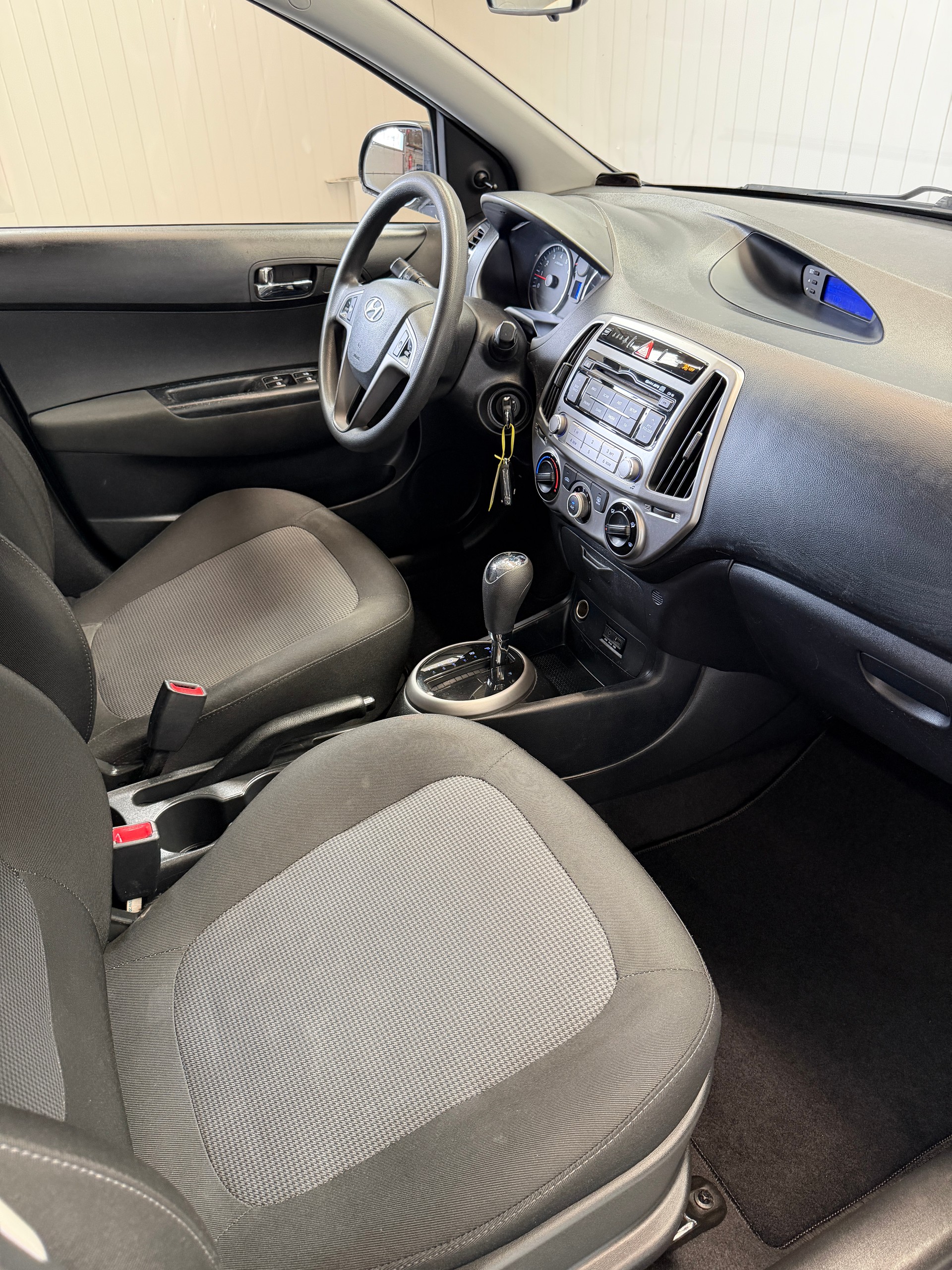 HYUNDAI i20 1.4 Automatic-image-10