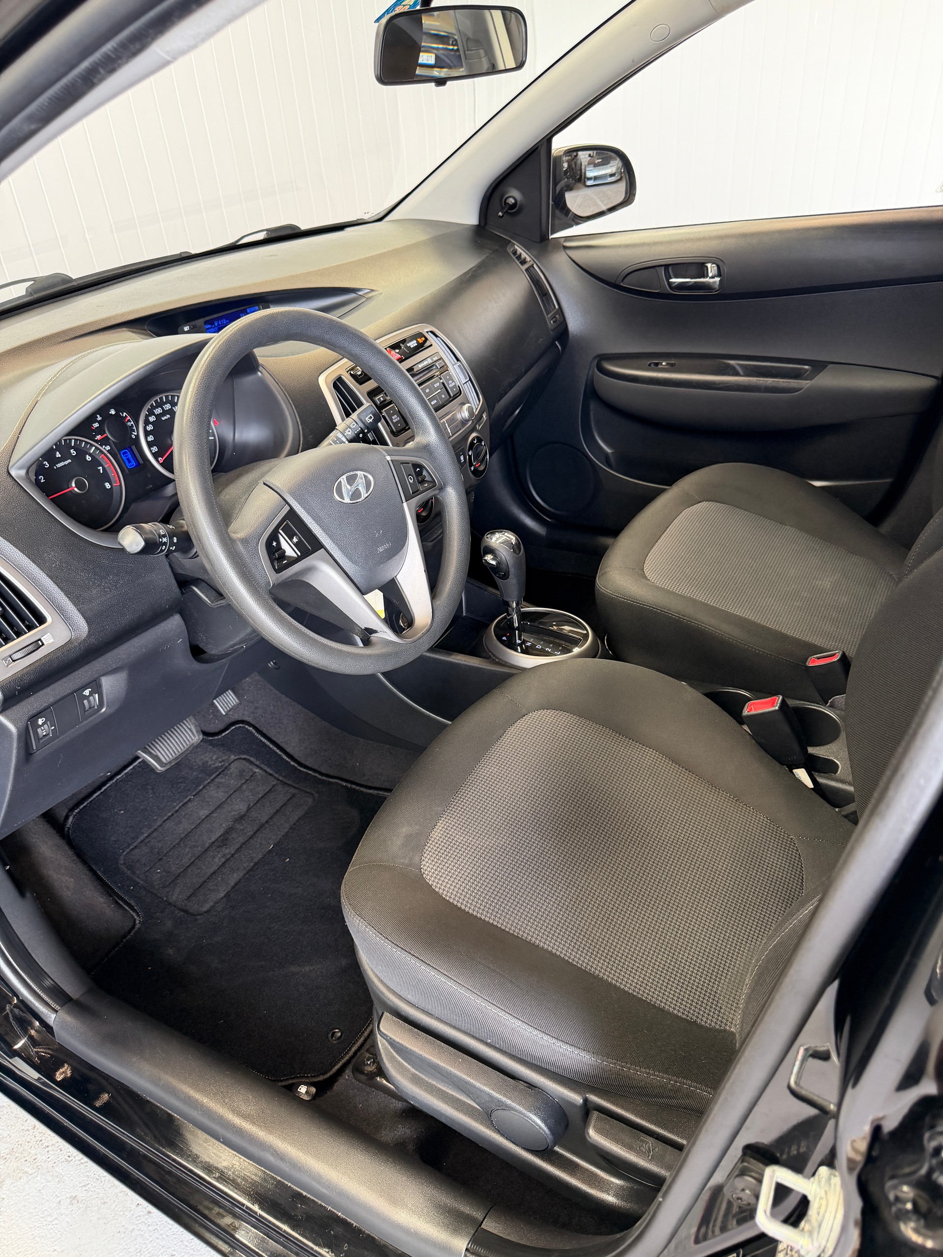 HYUNDAI i20 1.4 Automatic-image-8