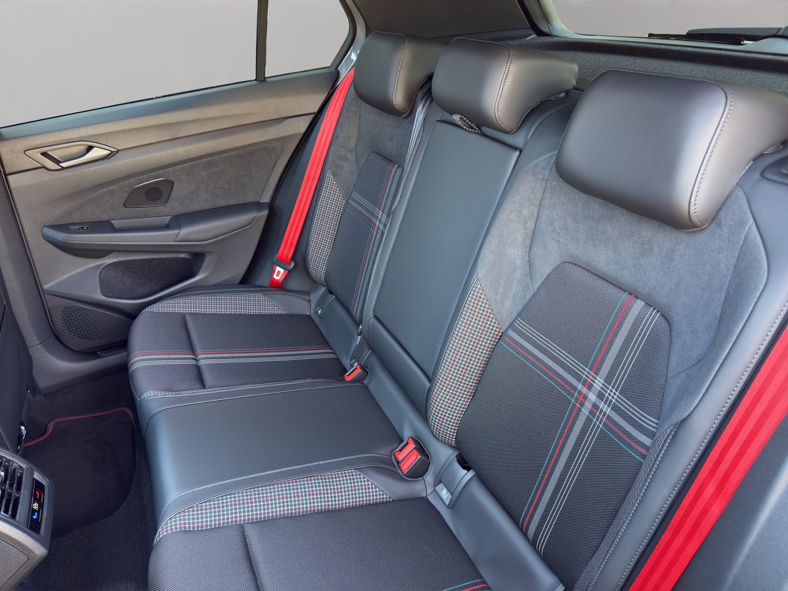 VW Golf 2.0 TSI GTI Edition 50 DSG-image-16