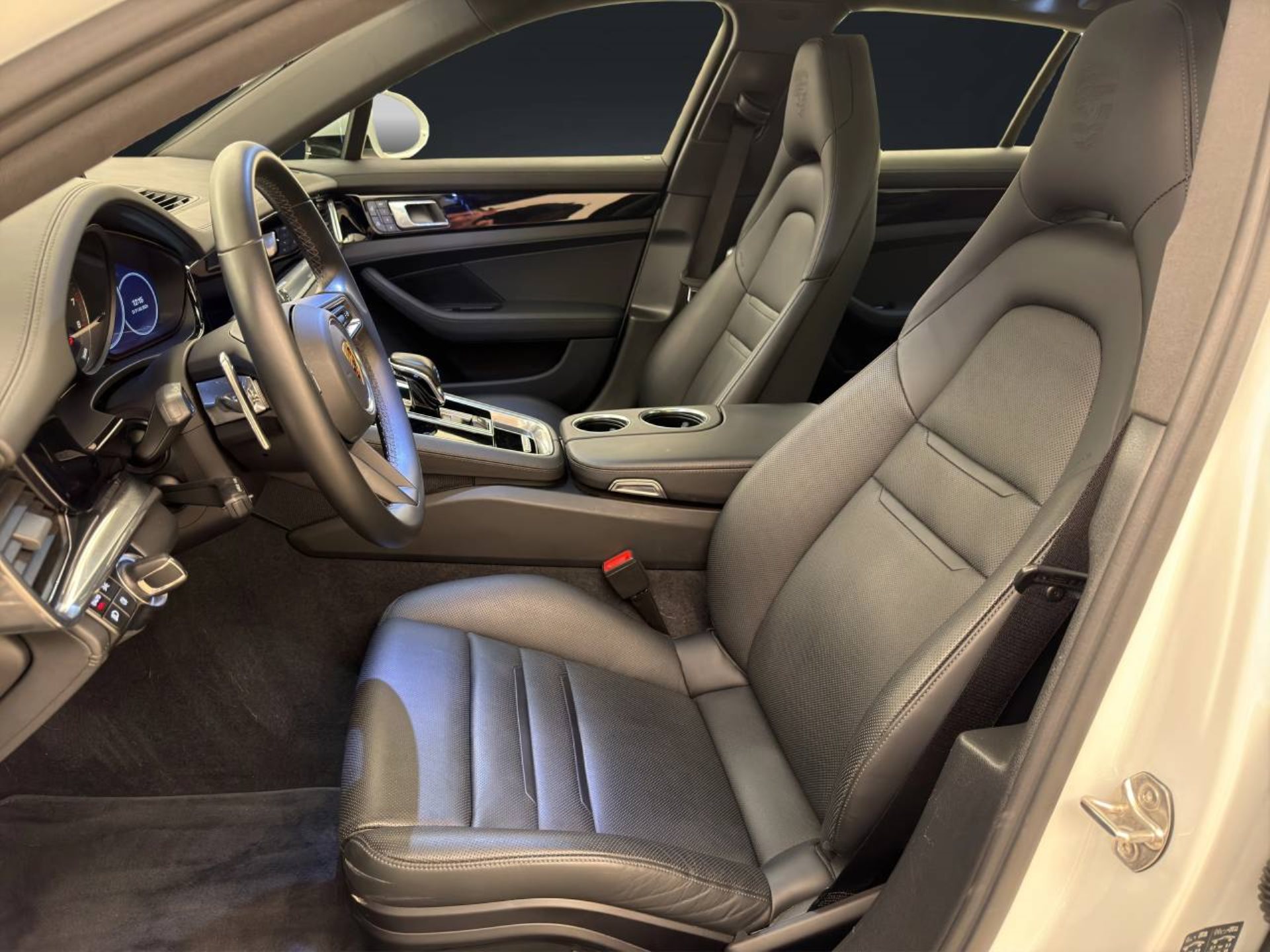 PORSCHE Panamera 4 E-Hybrid Sport Turismo-image-4