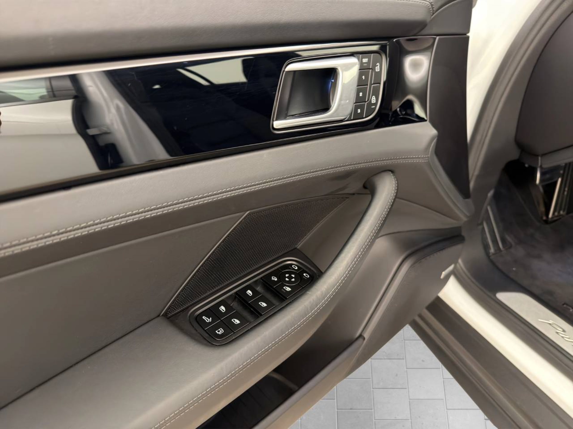 PORSCHE Panamera 4 E-Hybrid Sport Turismo-image-15