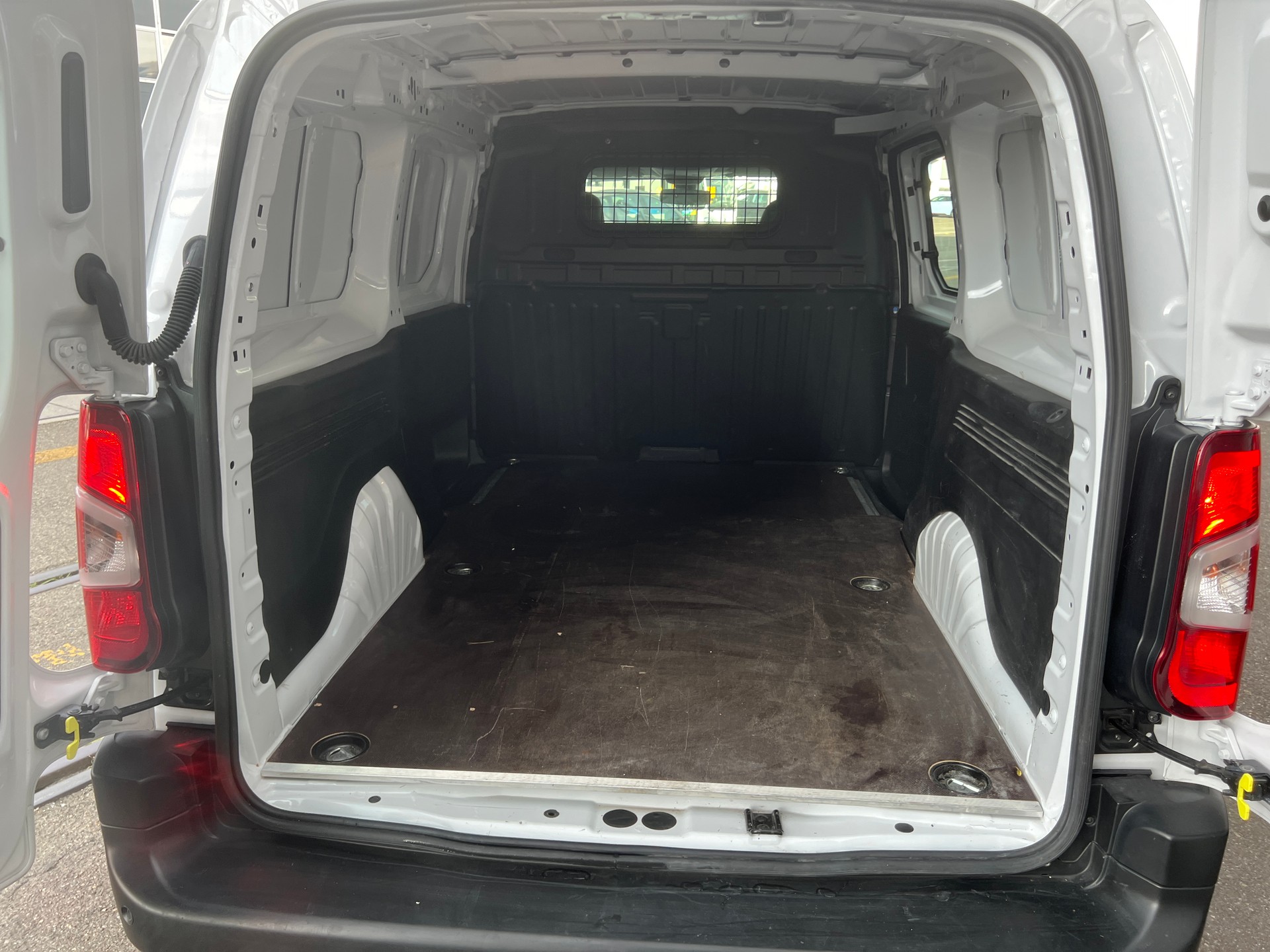CITROEN Berlingo Van 1.2 Pure Tech 110 s/s Swiss Edition-image-6