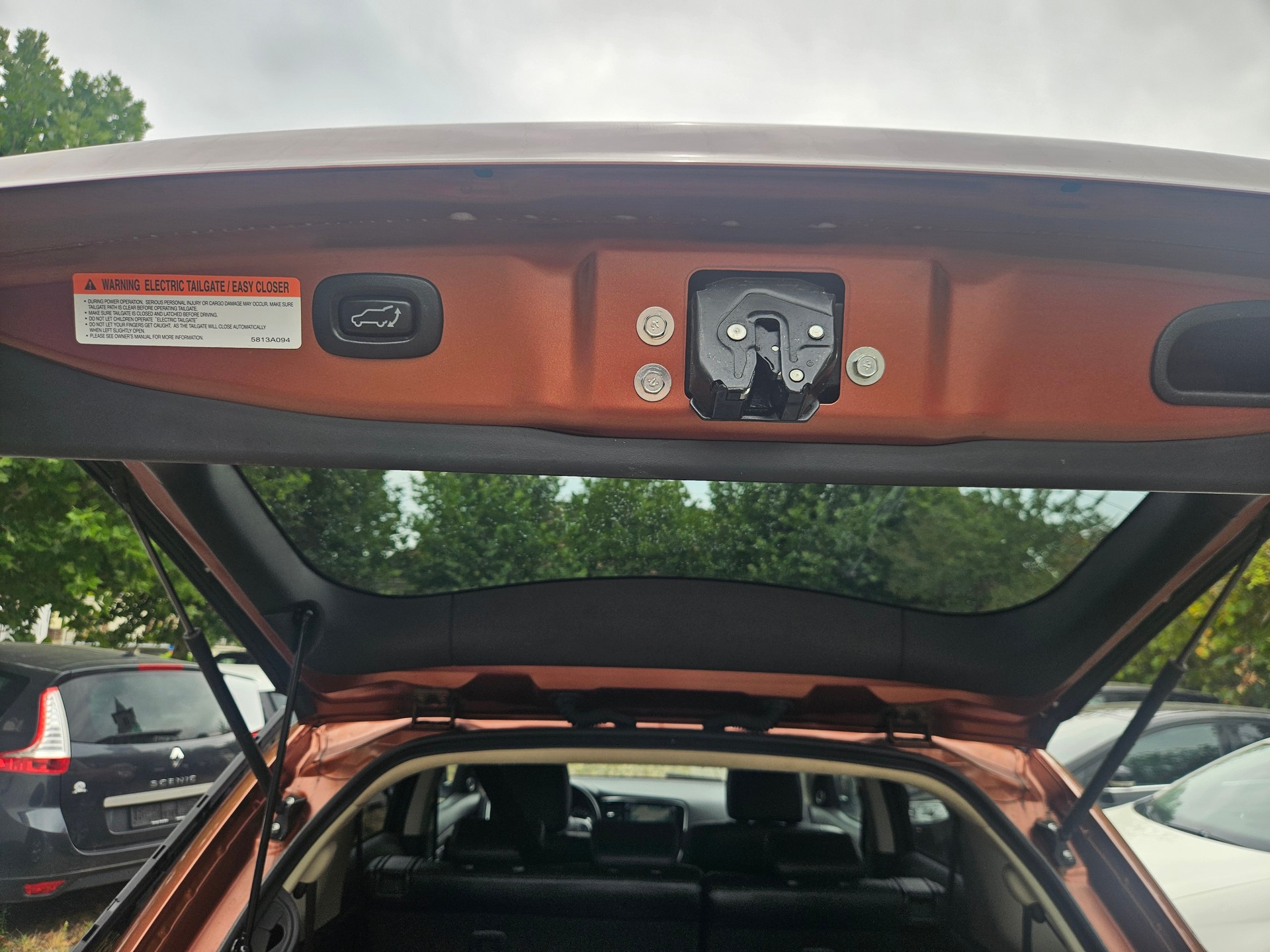 MITSUBISHI Outlander 2.2 DID Navigator Safety 4WD Automatic-image-6