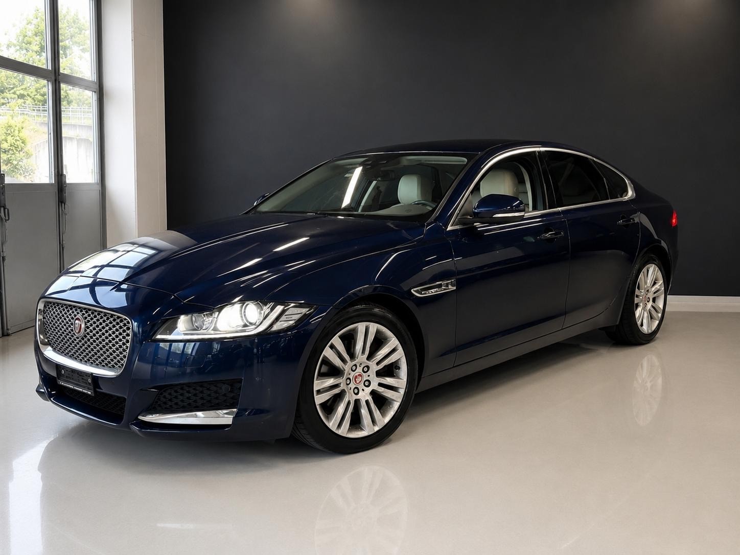 JAGUAR XF 20d Portfolio AWD Automatic-image-5