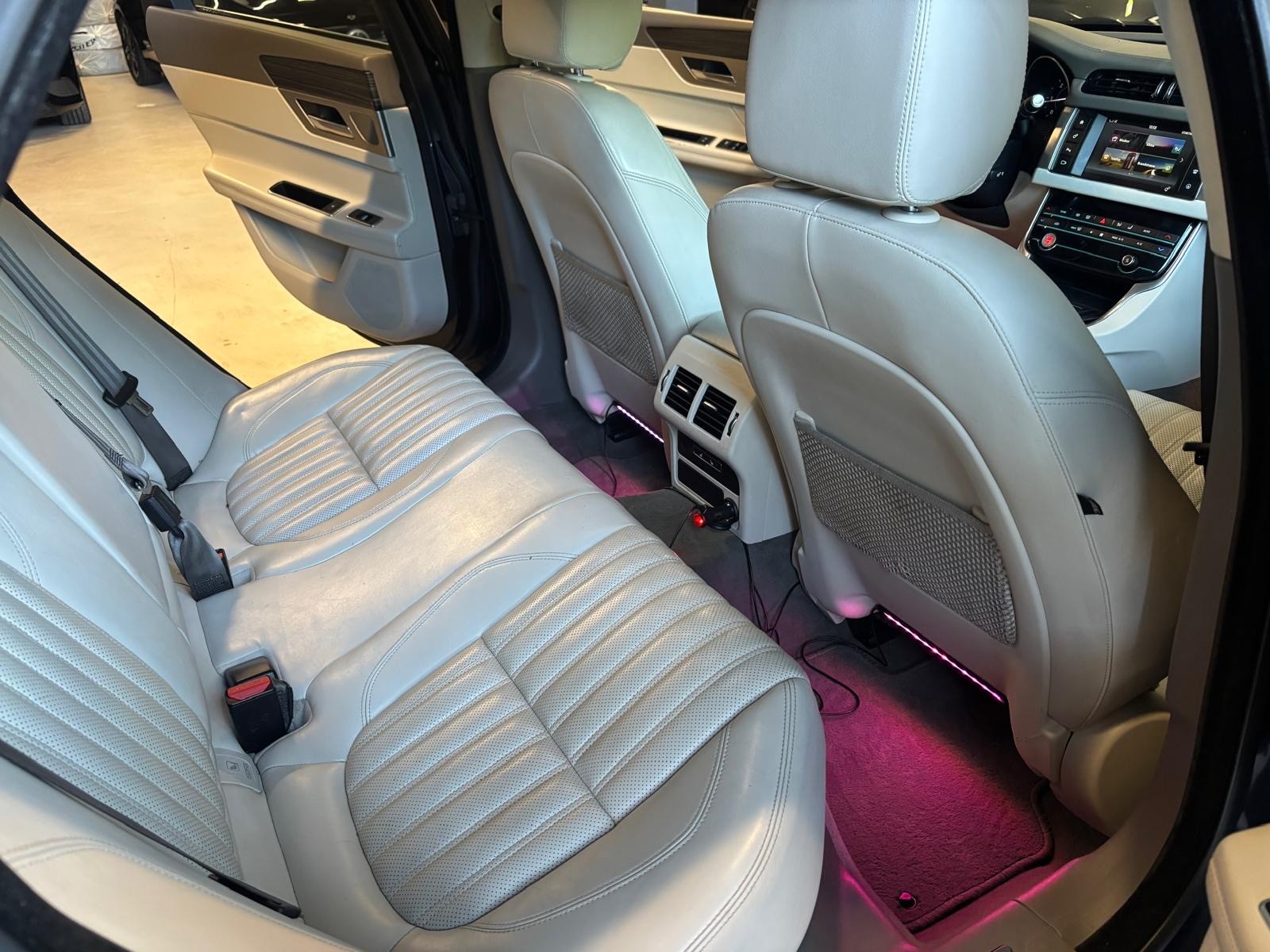 JAGUAR XF 20d Portfolio AWD Automatic-image-11