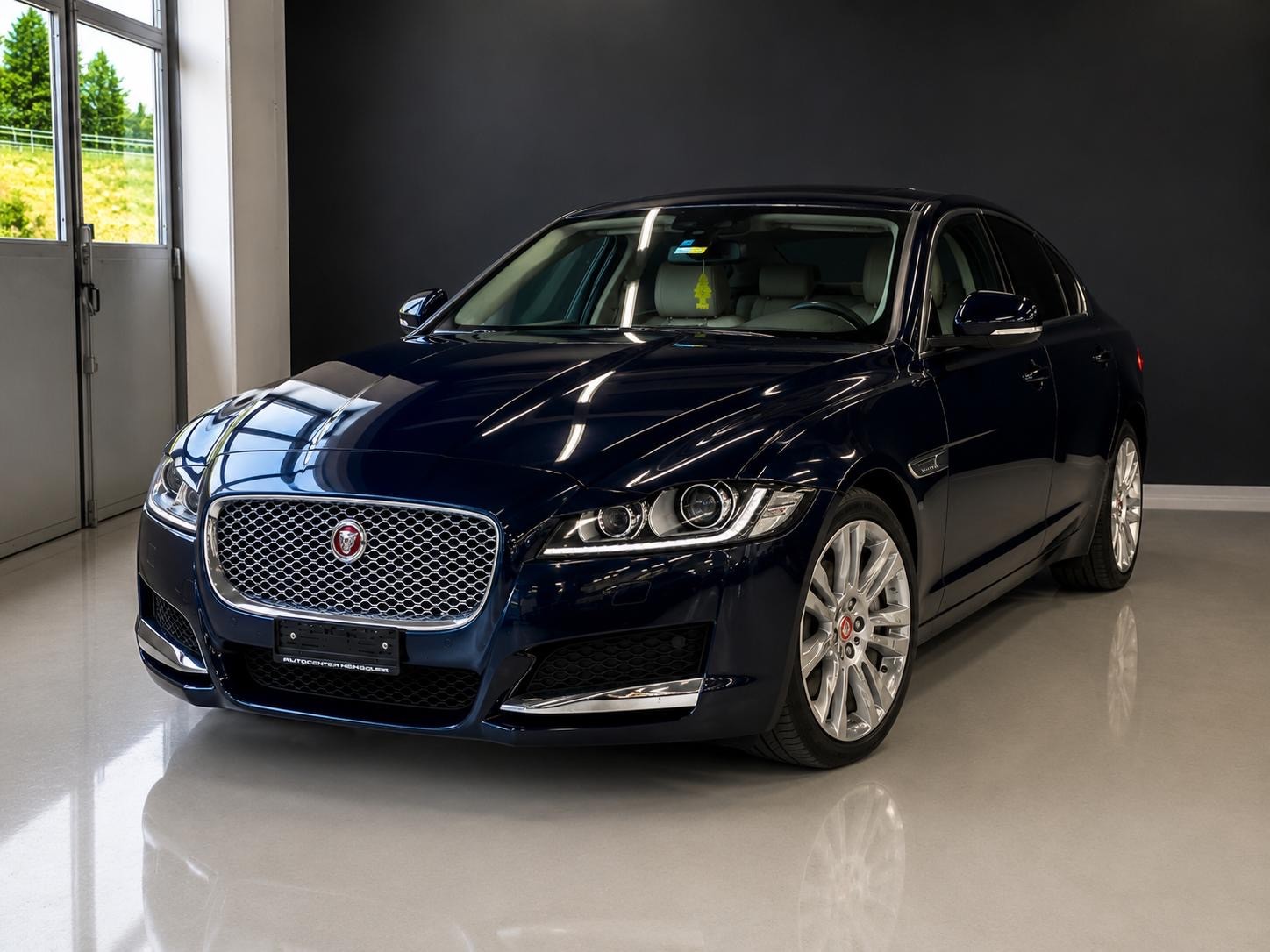 JAGUAR XF 20d Portfolio AWD Automatic-image-4