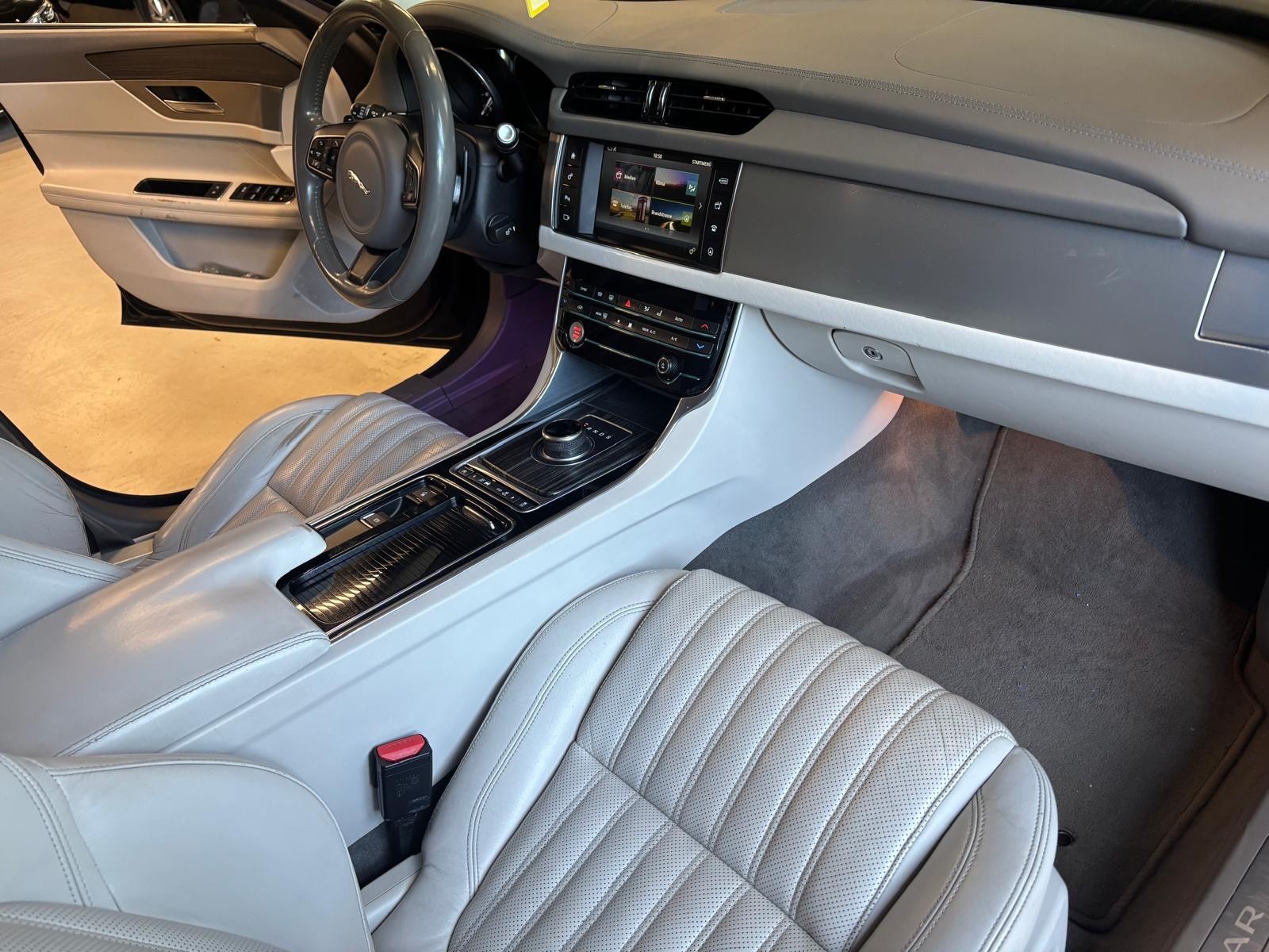 JAGUAR XF 20d Portfolio AWD Automatic-image-8