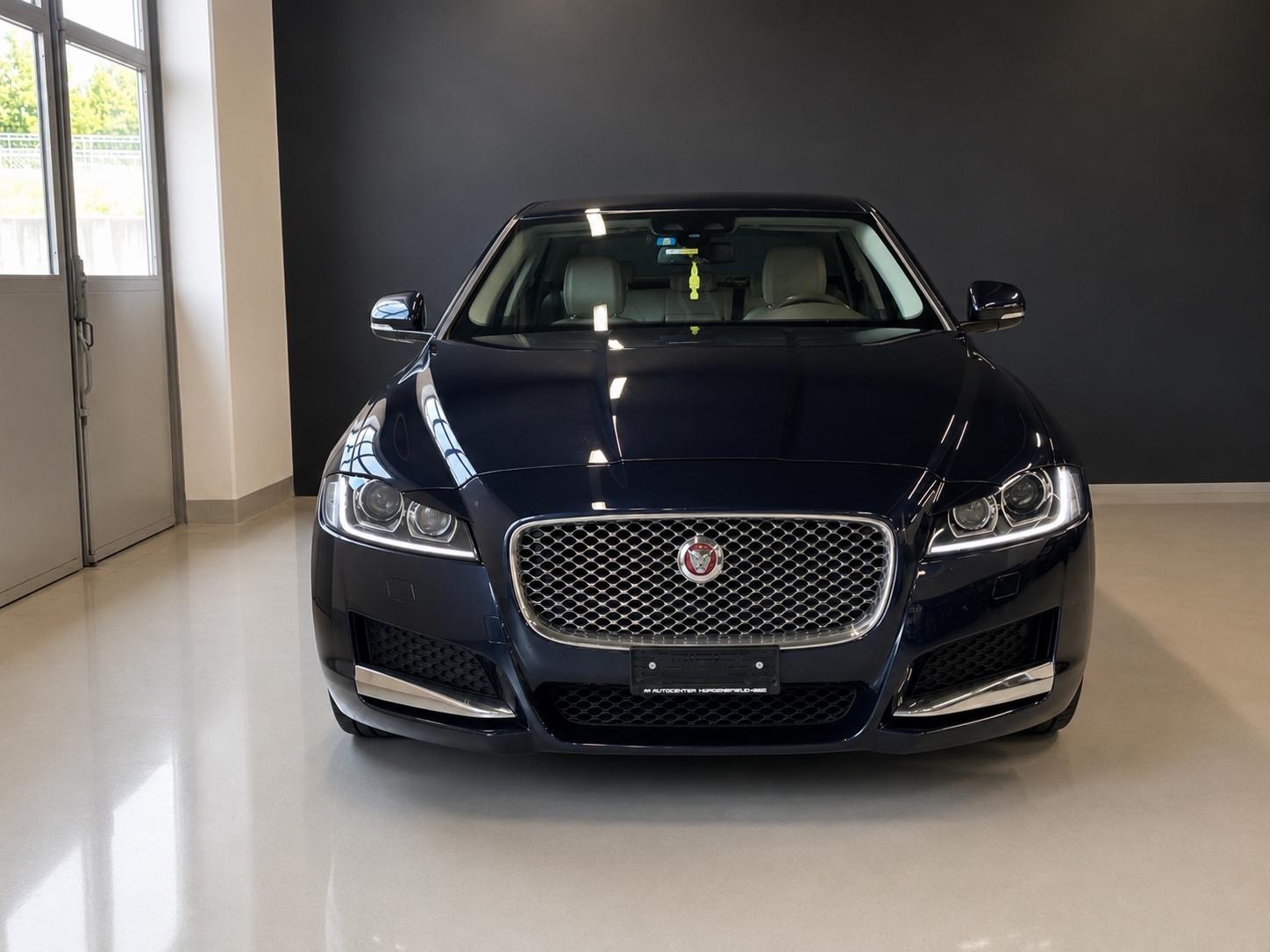 JAGUAR XF 20d Portfolio AWD Automatic-image-2