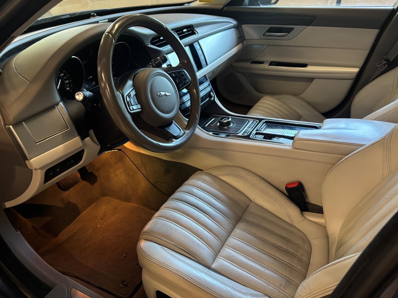 JAGUAR XF 20d Portfolio AWD Automatic-image-9