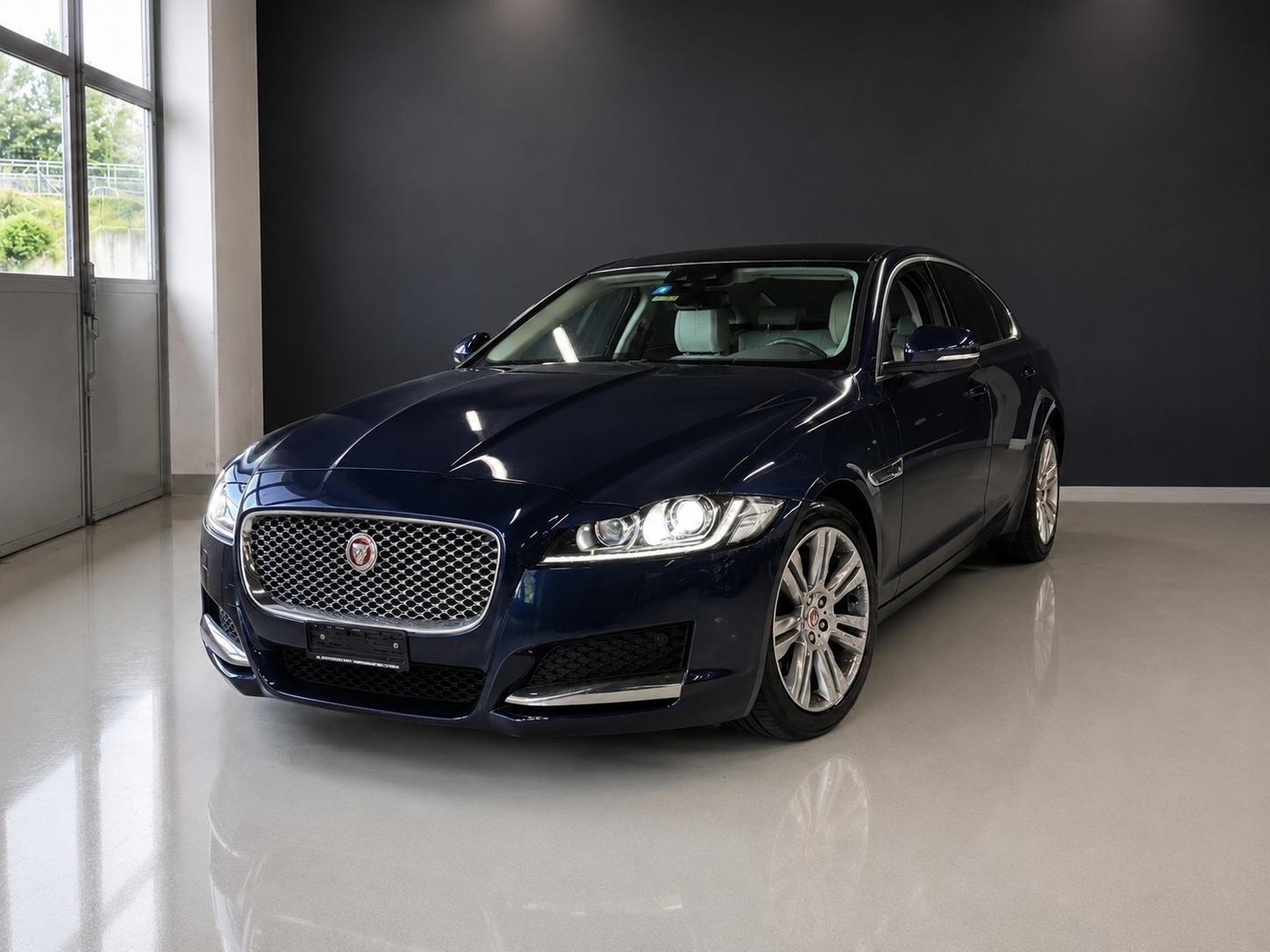 JAGUAR XF 20d Portfolio AWD Automatic-image-1