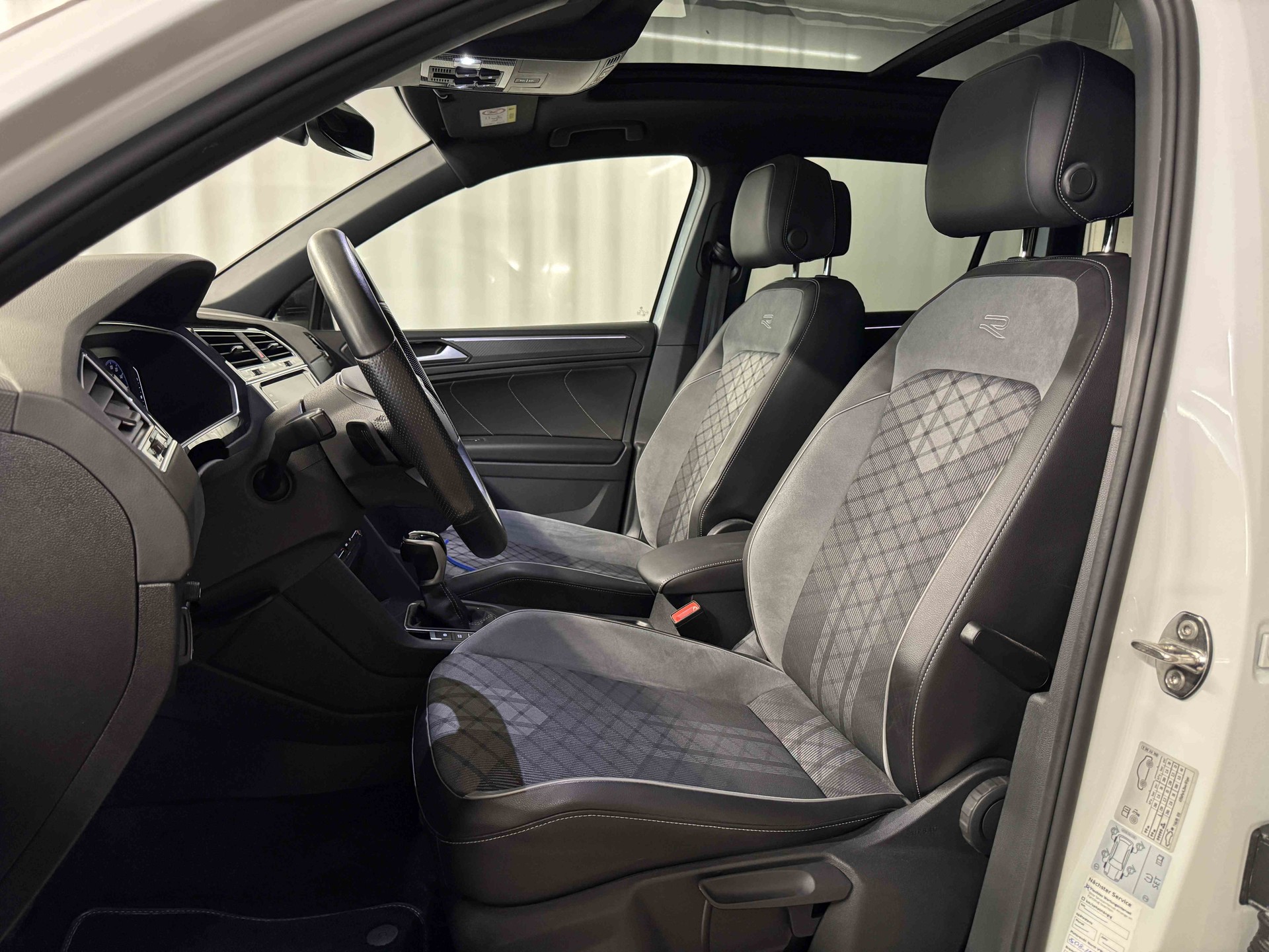 VW Tiguan 2.0TSI R-Line 4Motion DSG-image-9
