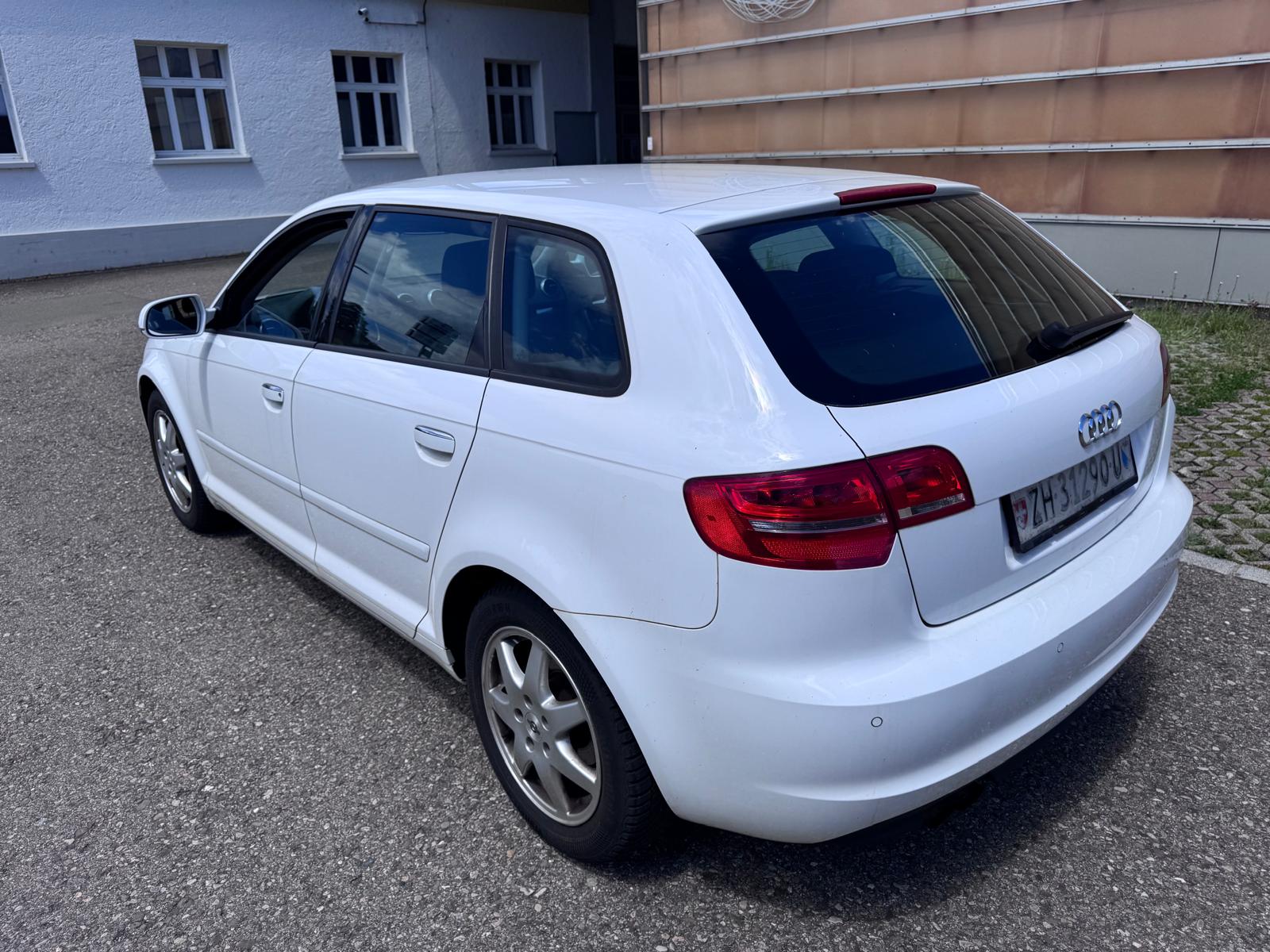 AUDI A3 Sportback 1.8 TFSI Ambiente S-tronic-image-4