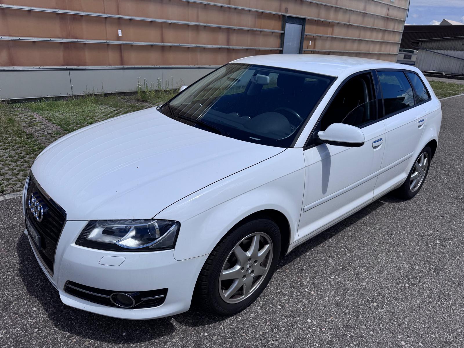 AUDI A3 Sportback 1.8 TFSI Ambiente S-tronic-image-1