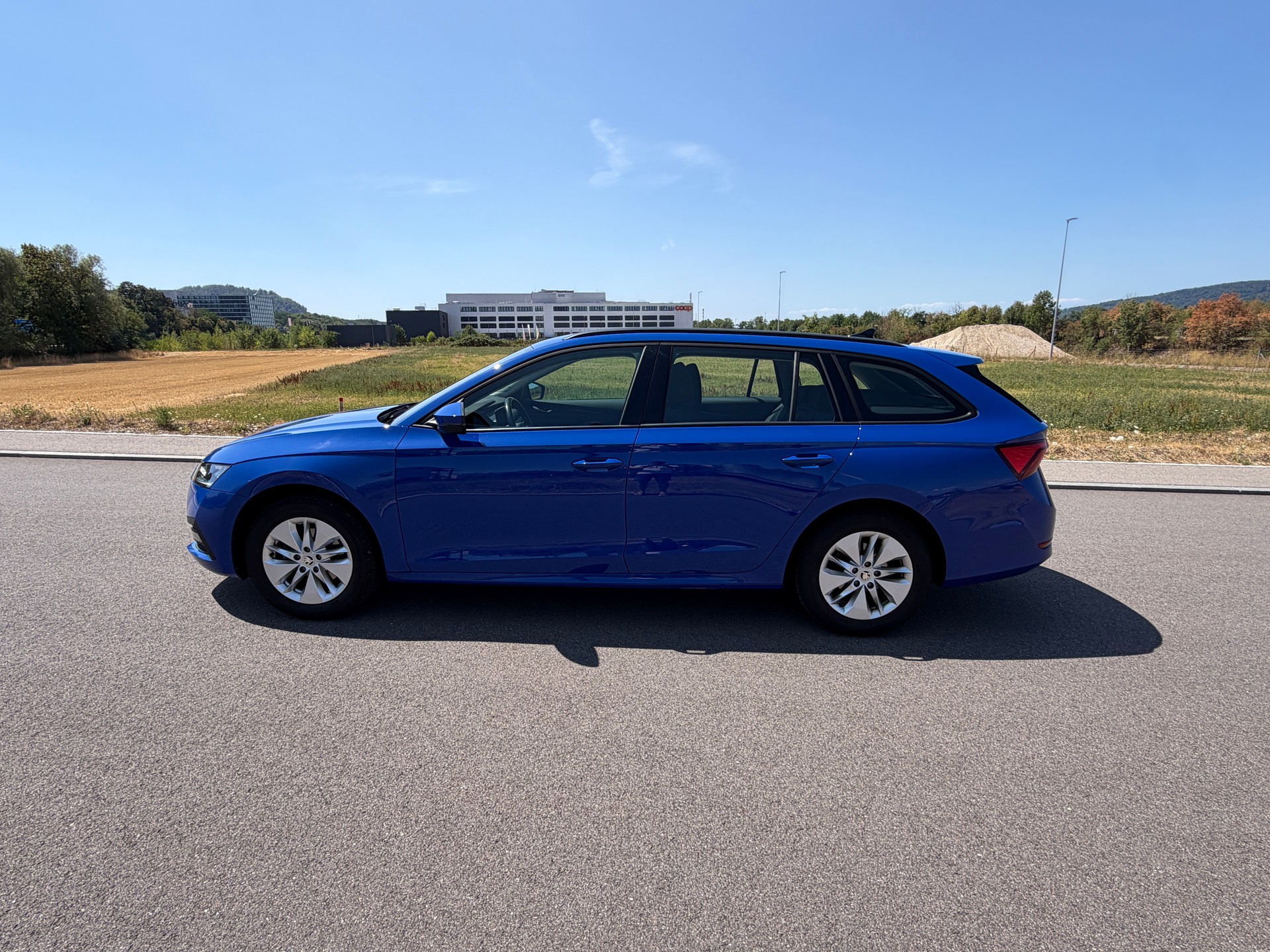 SKODA Octavia Combi 2.0 TDI DSG Ambition-image-8