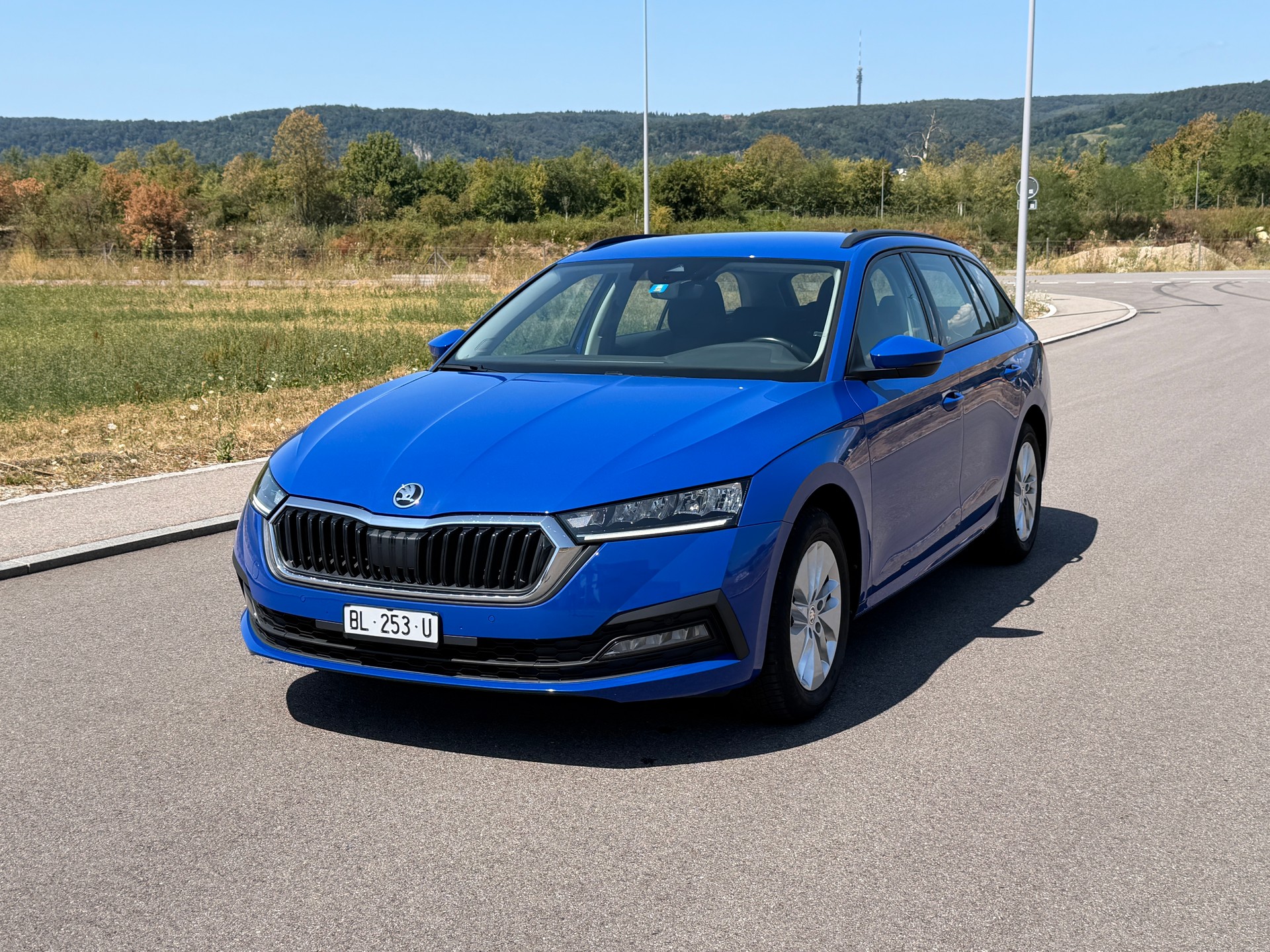 SKODA Octavia Combi 2.0 TDI DSG Ambition-image-0