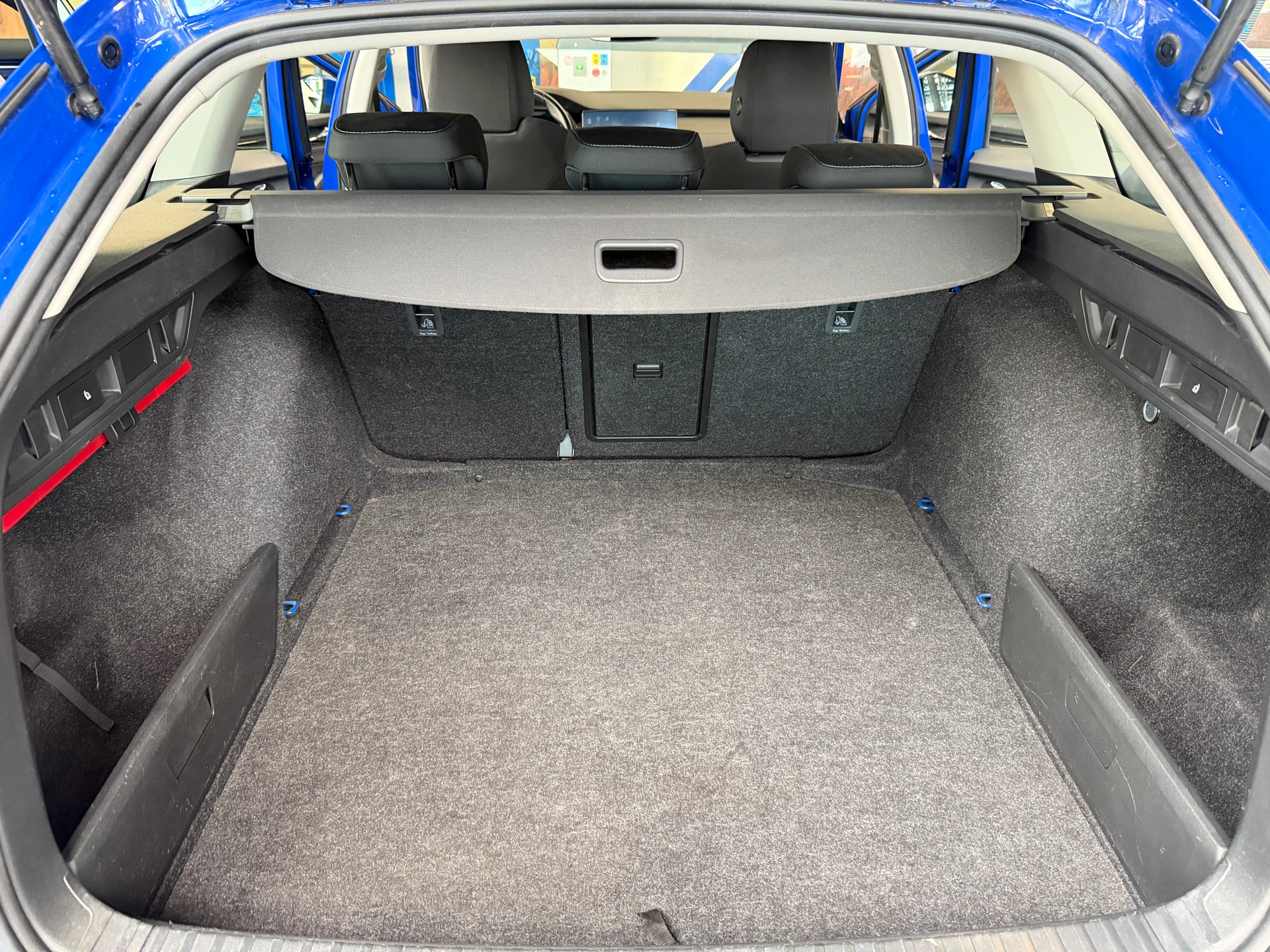 SKODA Octavia Combi 2.0 TDI DSG Ambition-image-14