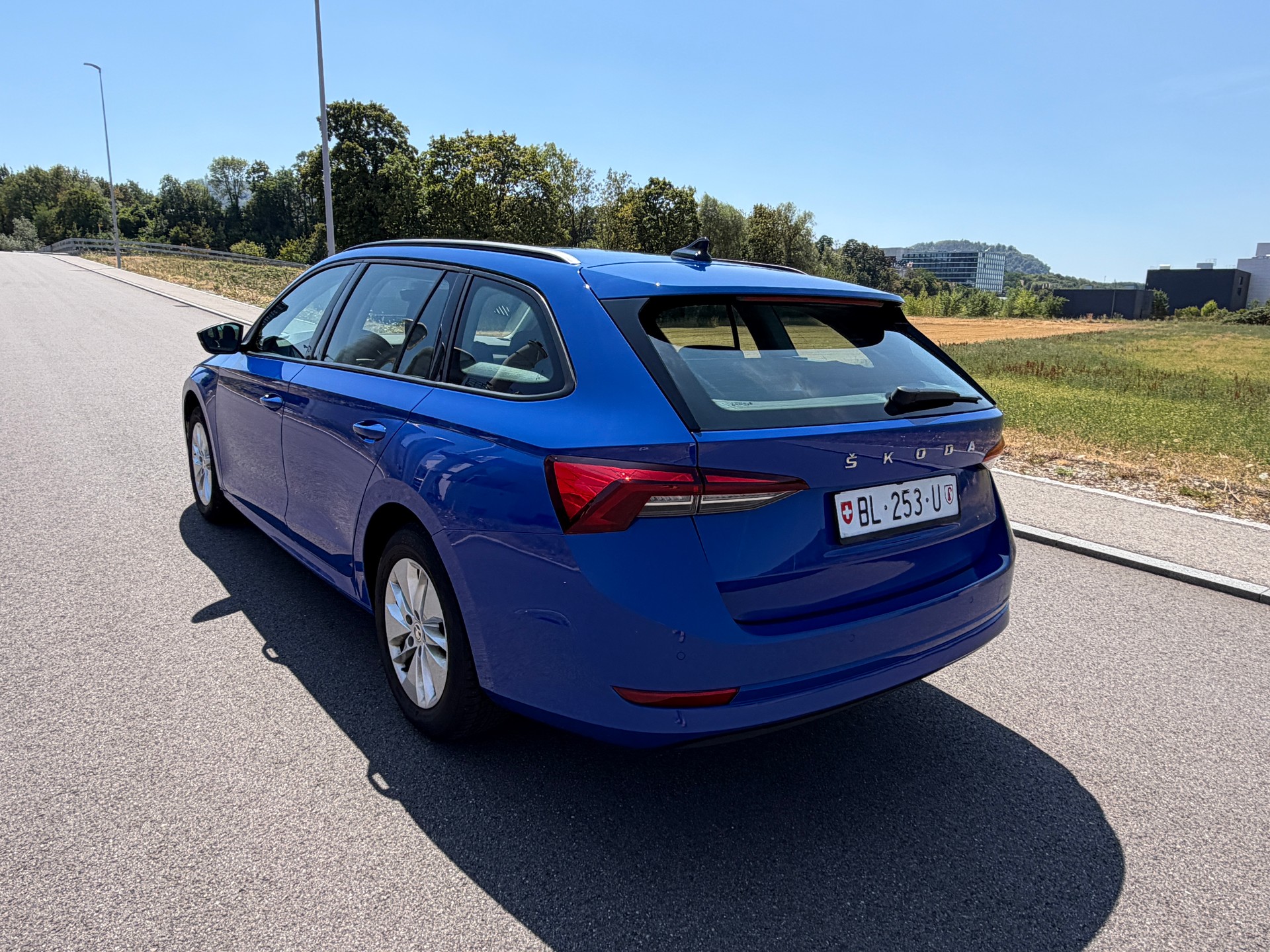 SKODA Octavia Combi 2.0 TDI DSG Ambition-image-9