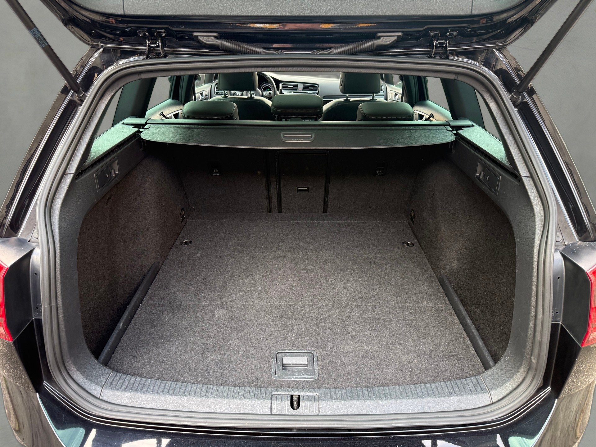 VW Golf Variant 2.0 TSI R 4 Motion DSG-image-11
