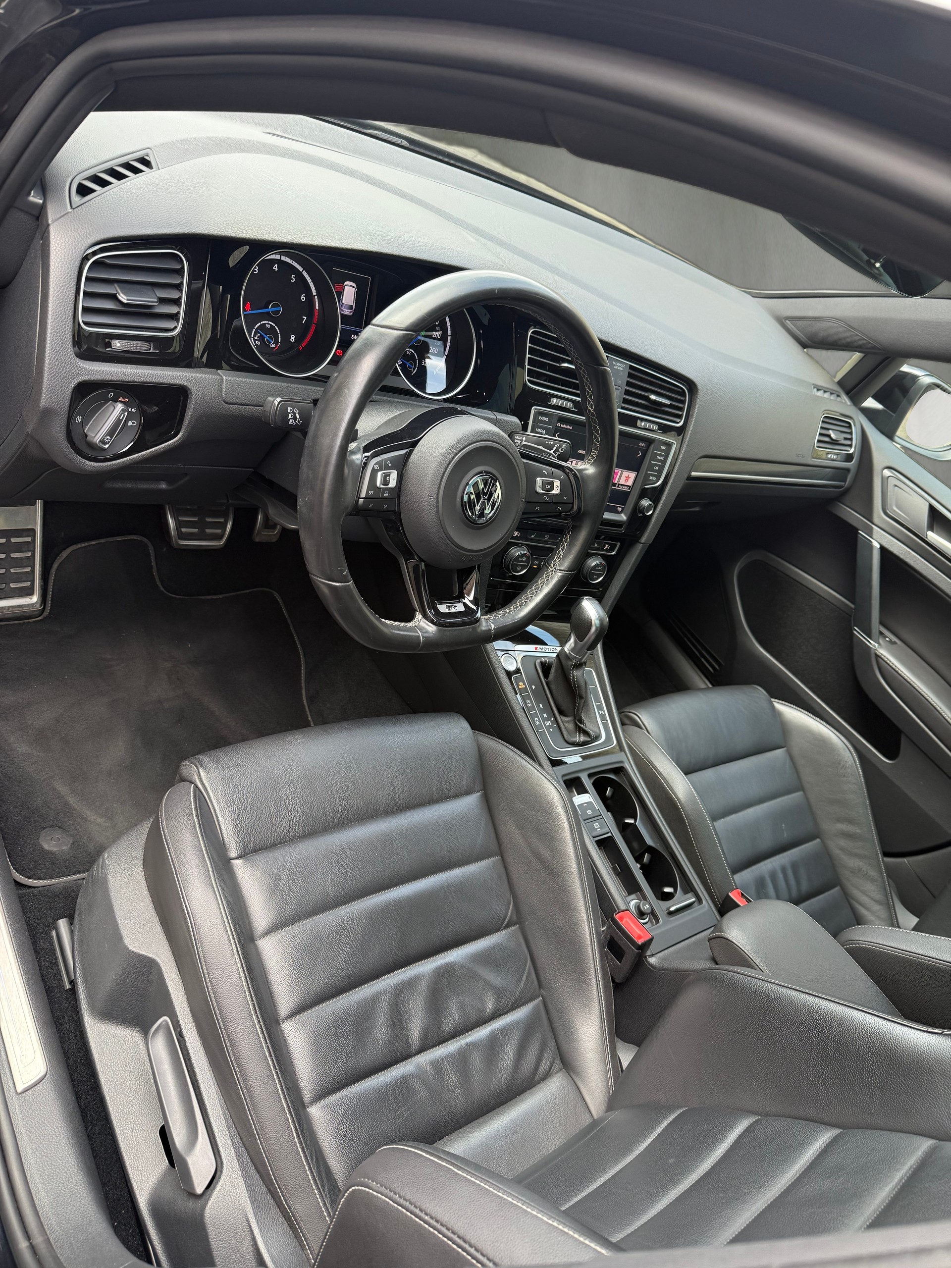 VW Golf Variant 2.0 TSI R 4 Motion DSG-image-8