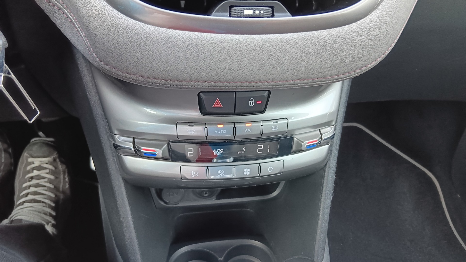 PEUGEOT 208 1.6 Turbo XY-image-4