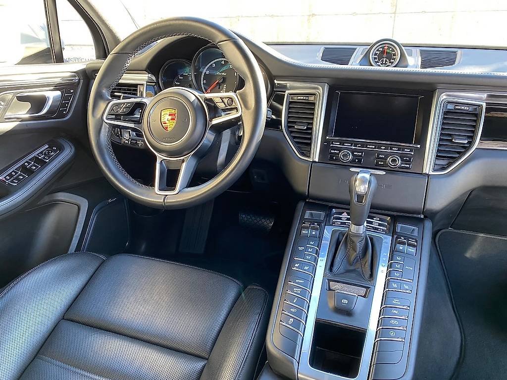 PORSCHE MACAN-image-4