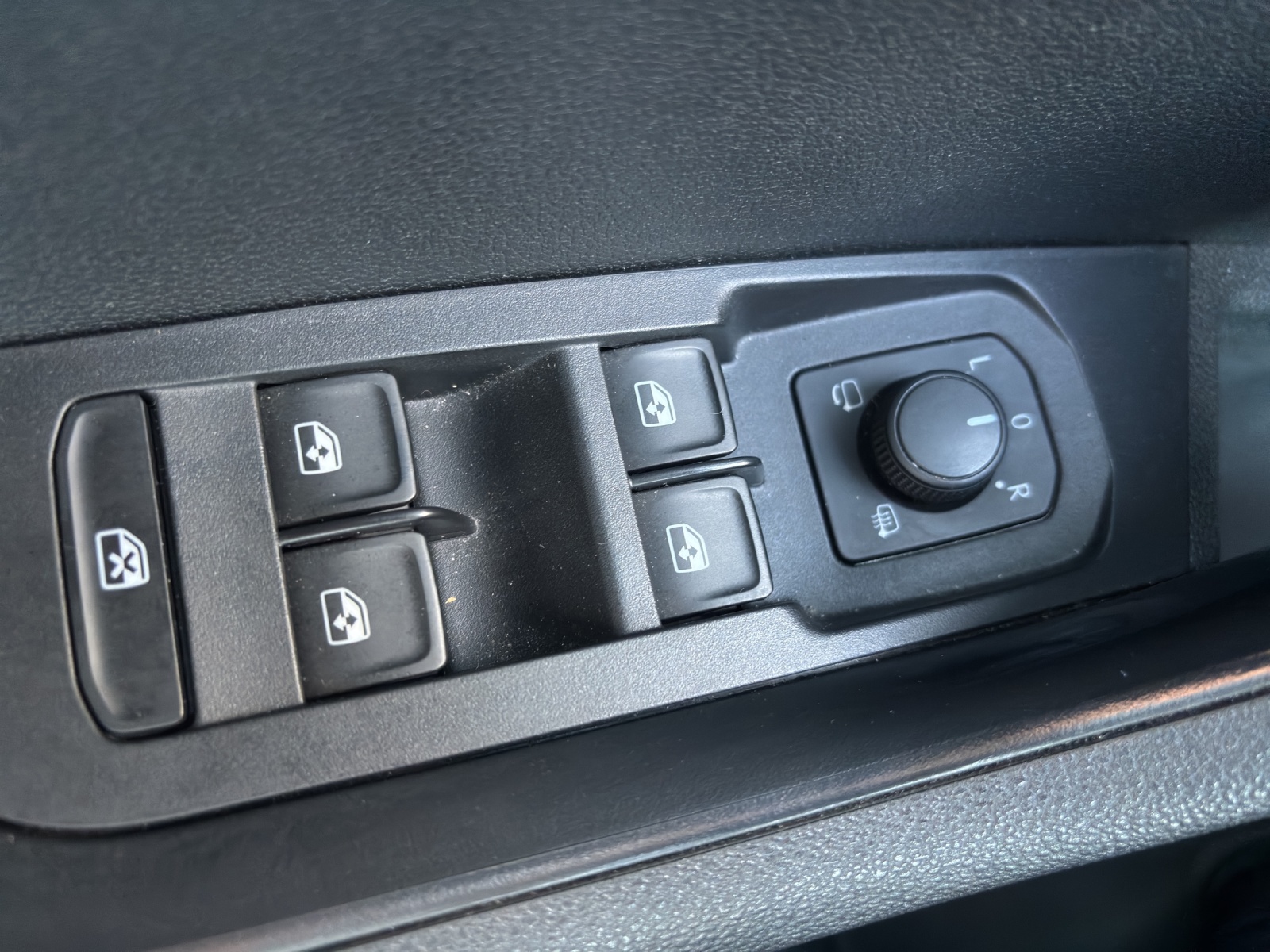 SKODA New Karoq 1.5 TSI Ambition DSG mit AHK, Panorama Schiebedach & Standheizung-image-31