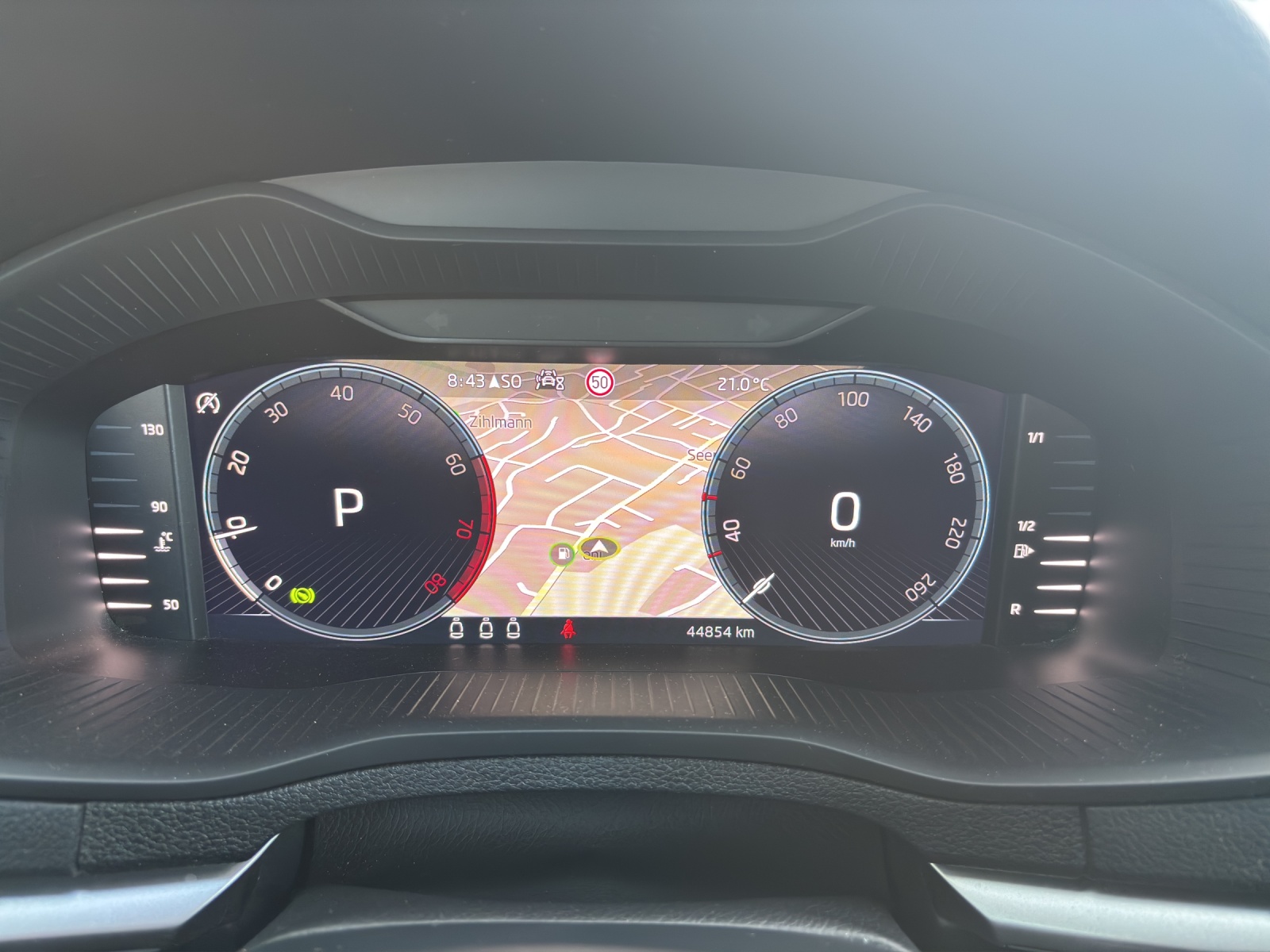 SKODA New Karoq 1.5 TSI Ambition DSG mit AHK, Panorama Schiebedach & Standheizung-image-15