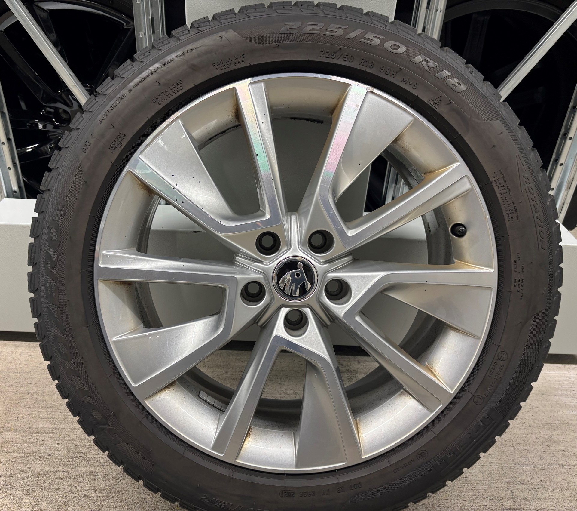 SKODA New Karoq 1.5 TSI Ambition DSG mit AHK, Panorama Schiebedach & Standheizung-image-32