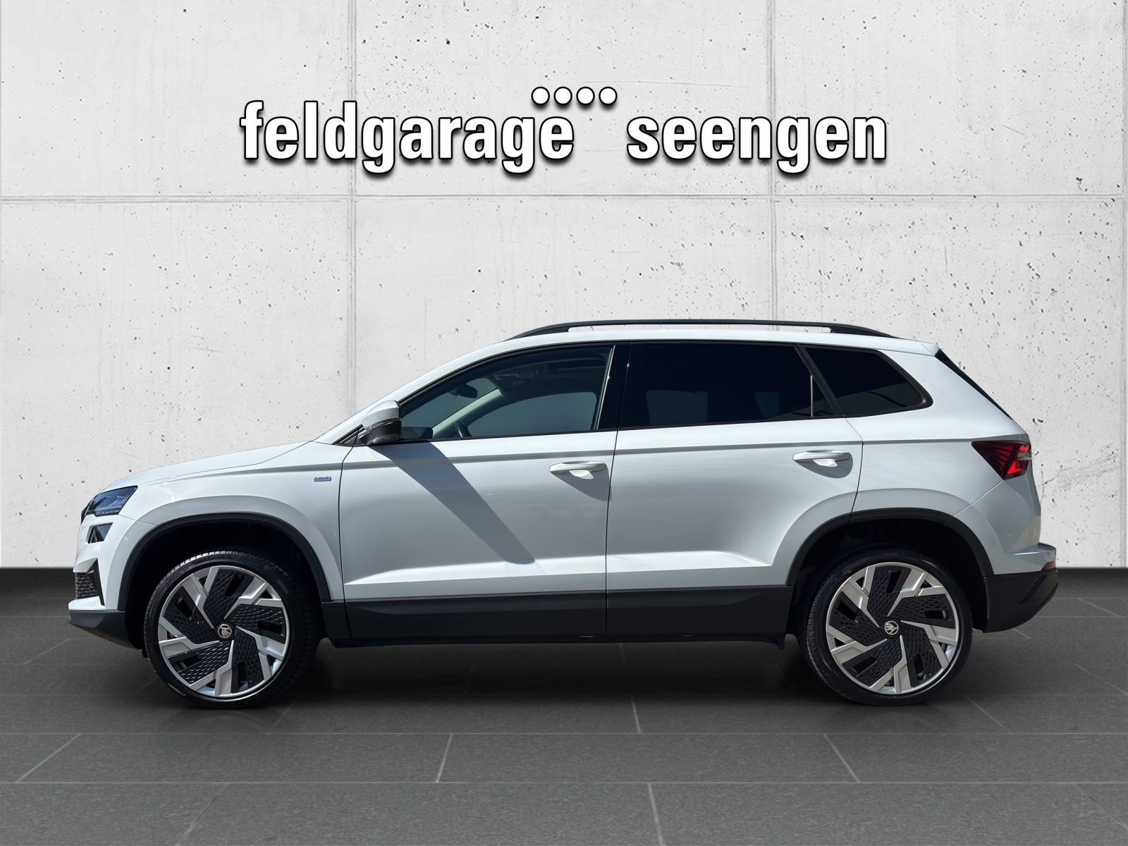 SKODA New Karoq 1.5 TSI Ambition DSG mit AHK, Panorama Schiebedach & Standheizung-image-1