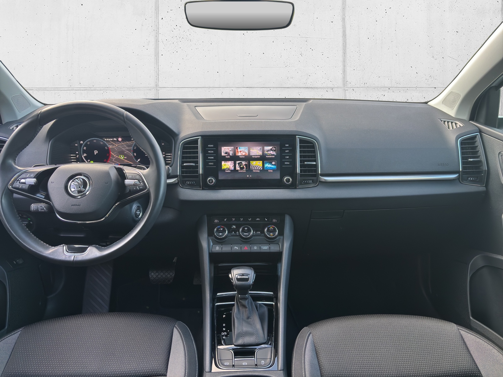 SKODA New Karoq 1.5 TSI Ambition DSG mit AHK, Panorama Schiebedach & Standheizung-image-12