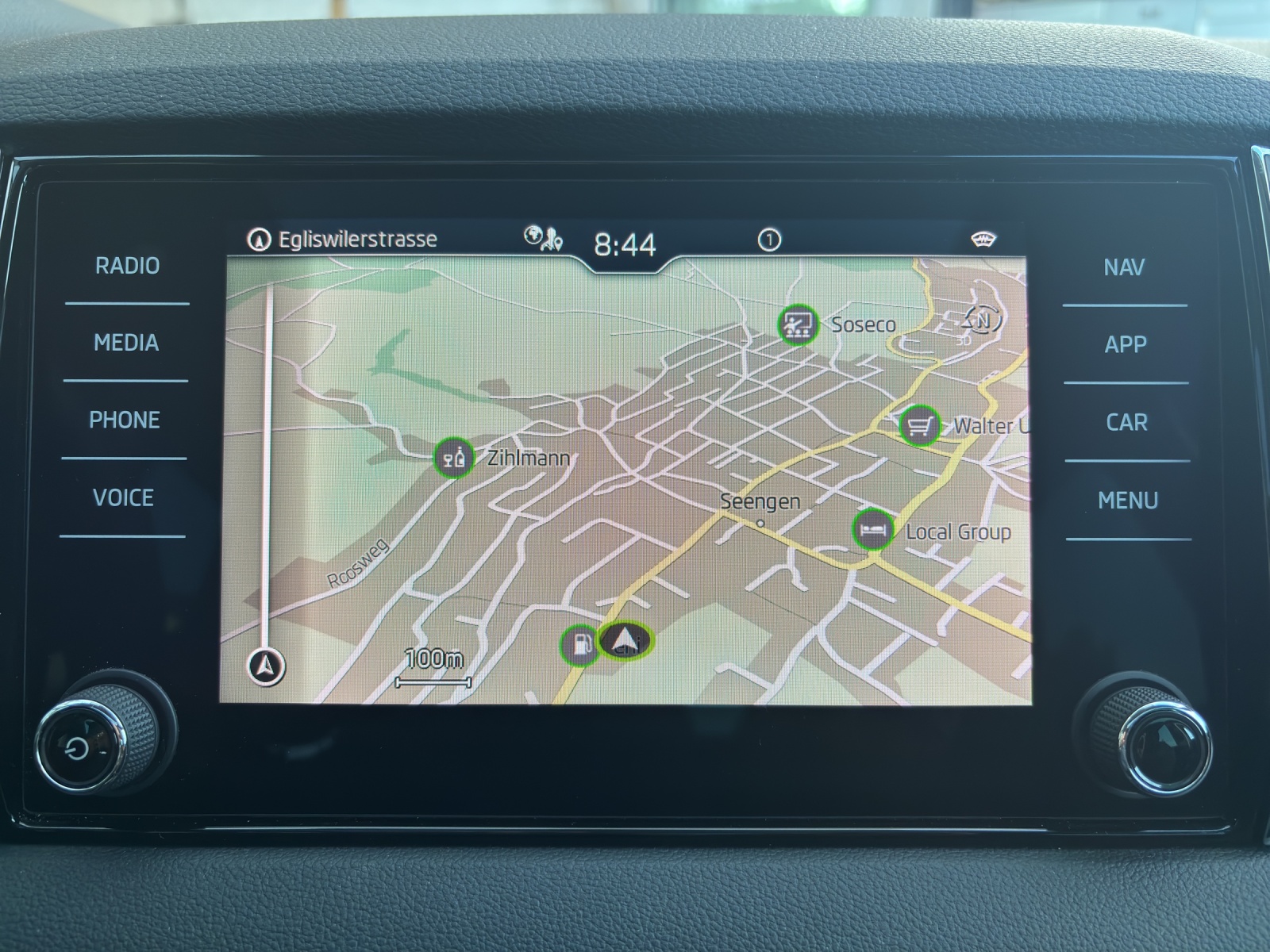 SKODA New Karoq 1.5 TSI Ambition DSG mit AHK, Panorama Schiebedach & Standheizung-image-21