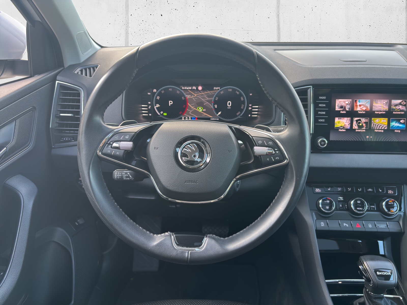 SKODA New Karoq 1.5 TSI Ambition DSG mit AHK, Panorama Schiebedach & Standheizung-image-13