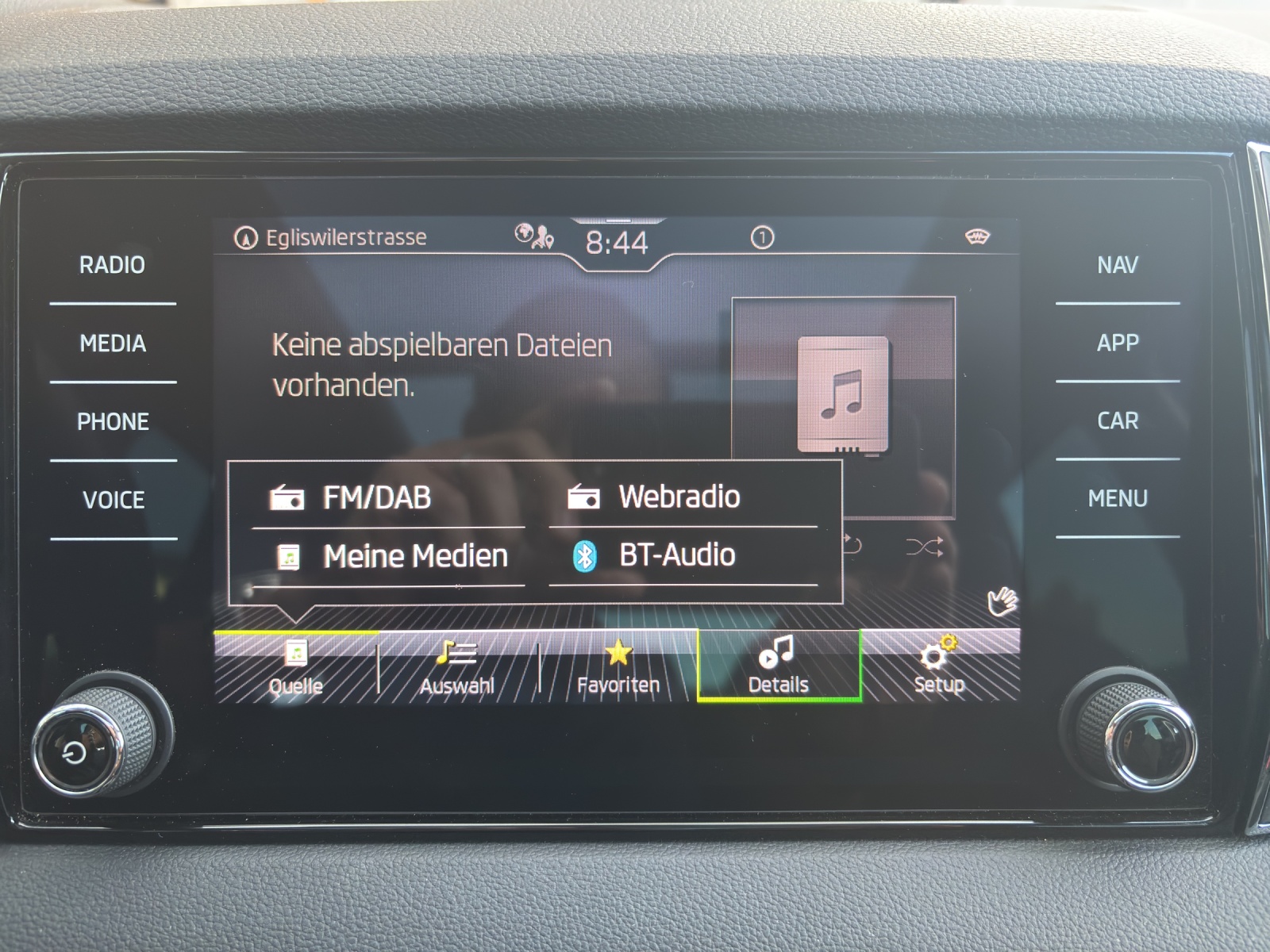 SKODA New Karoq 1.5 TSI Ambition DSG mit AHK, Panorama Schiebedach & Standheizung-image-19