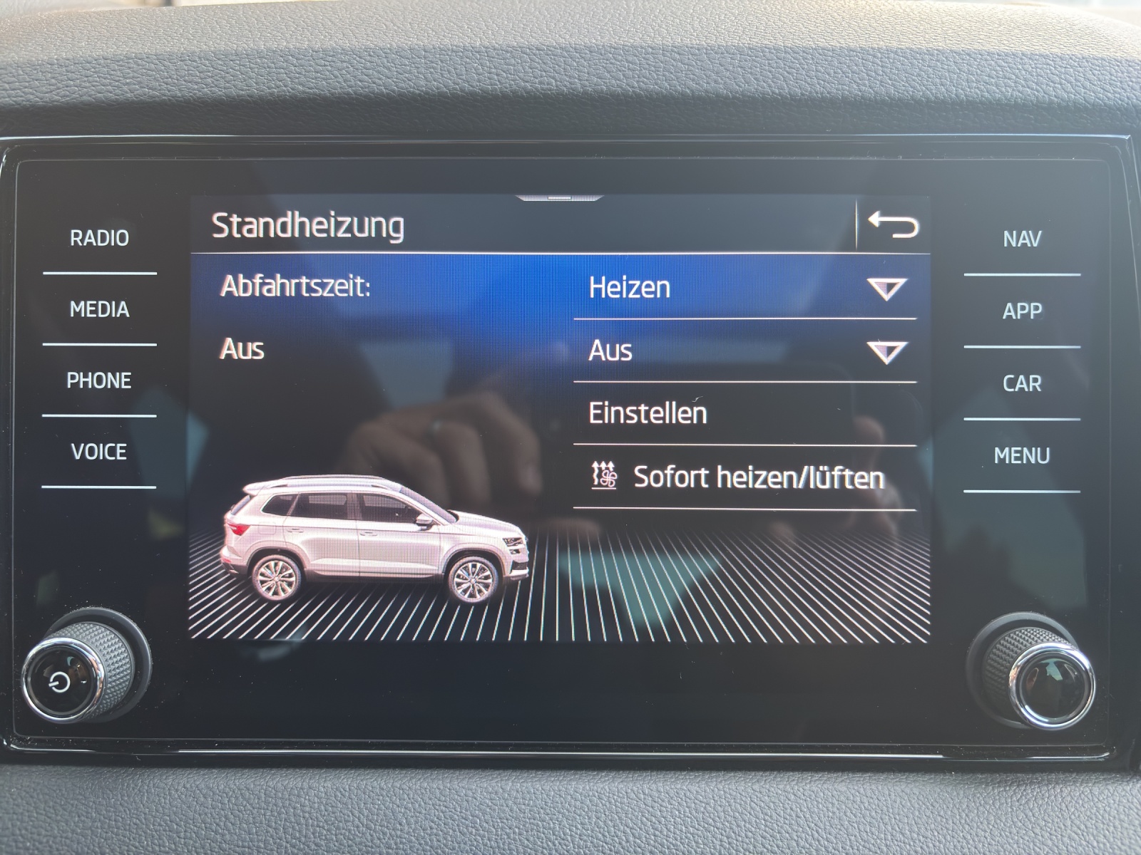 SKODA New Karoq 1.5 TSI Ambition DSG mit AHK, Panorama Schiebedach & Standheizung-image-27