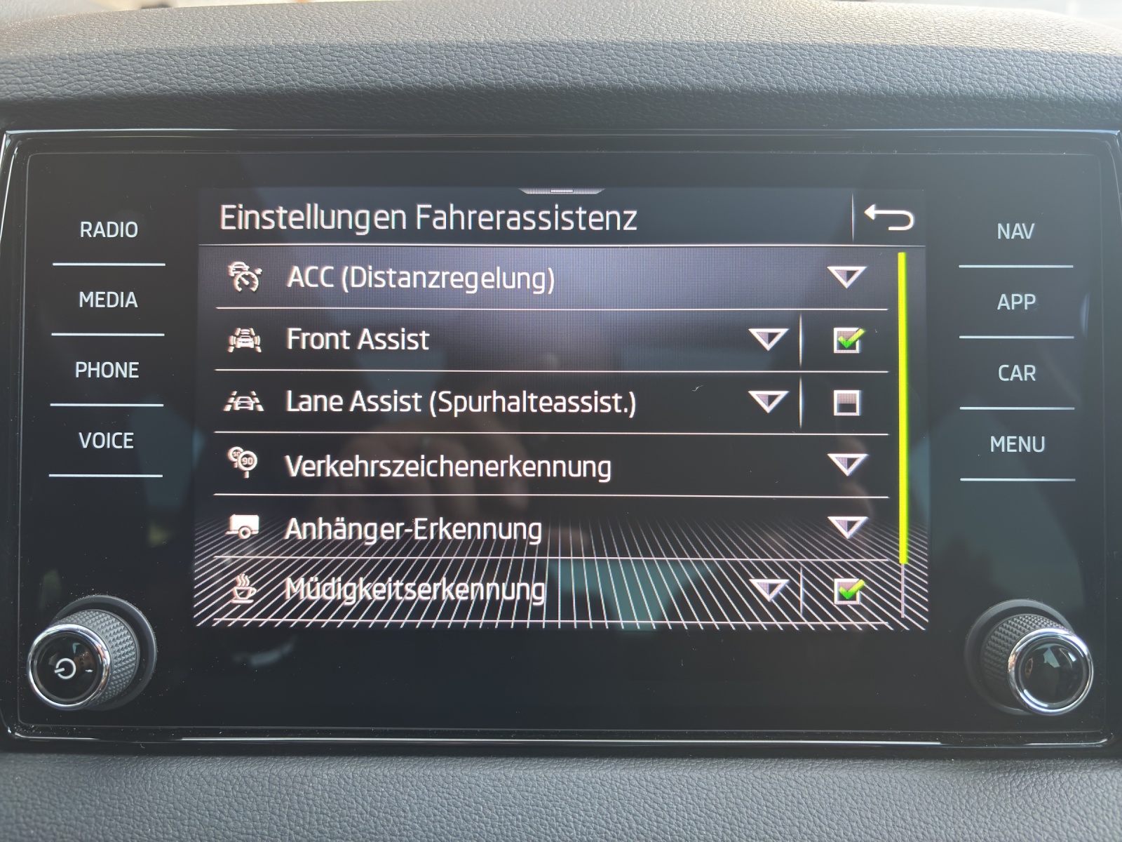 SKODA New Karoq 1.5 TSI Ambition DSG mit AHK, Panorama Schiebedach & Standheizung-image-25