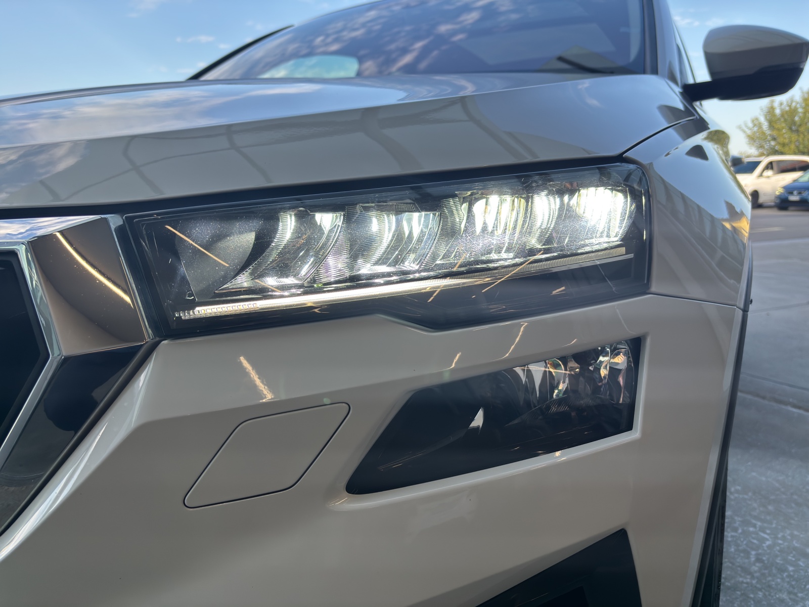 SKODA New Karoq 1.5 TSI Ambition DSG mit AHK, Panorama Schiebedach & Standheizung-image-11