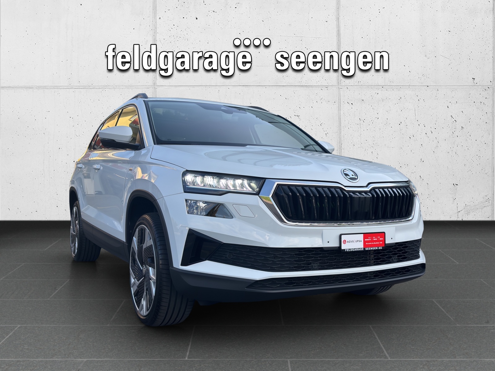 SKODA New Karoq 1.5 TSI Ambition DSG mit AHK, Panorama Schiebedach & Standheizung-image-2